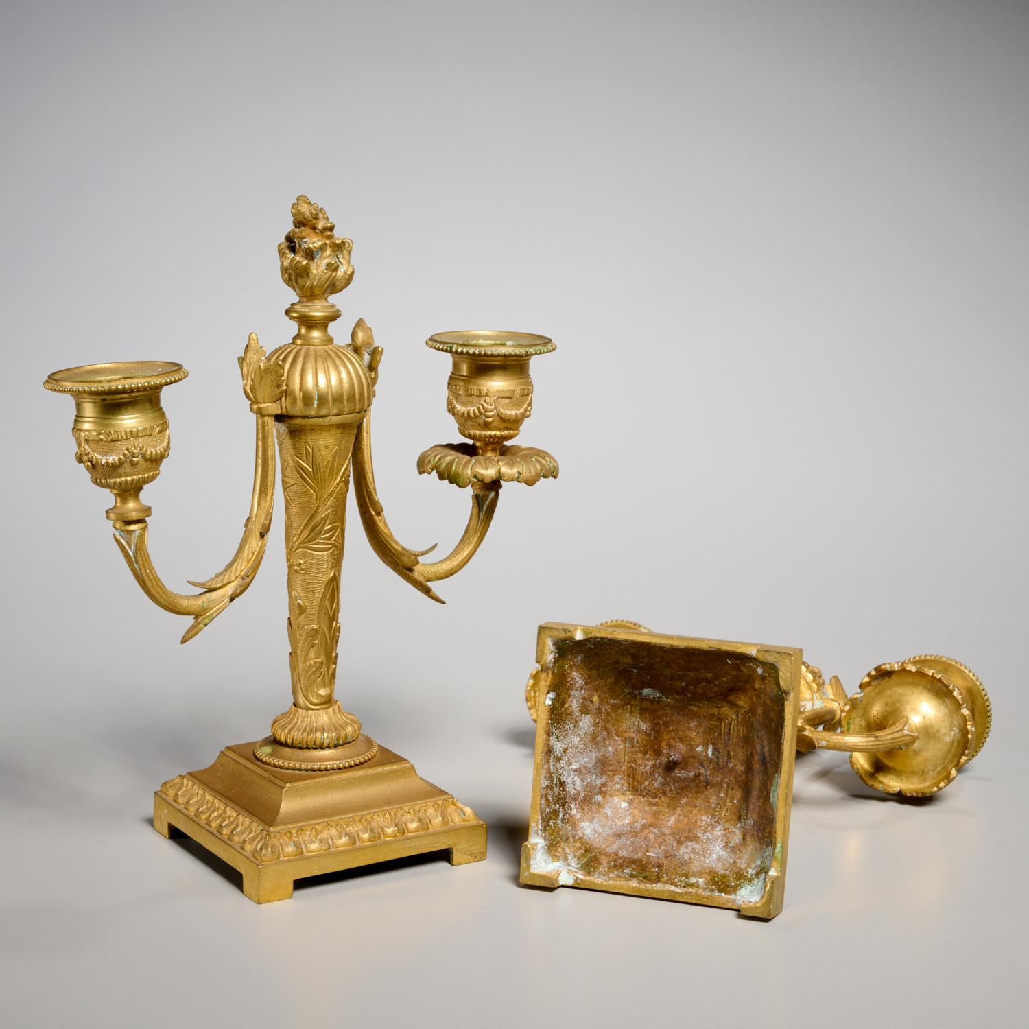 Coppia di oggetti francesi del XIX secolo. Candelabro in bronzo dorato in stile Luigi XVI in vendita 2