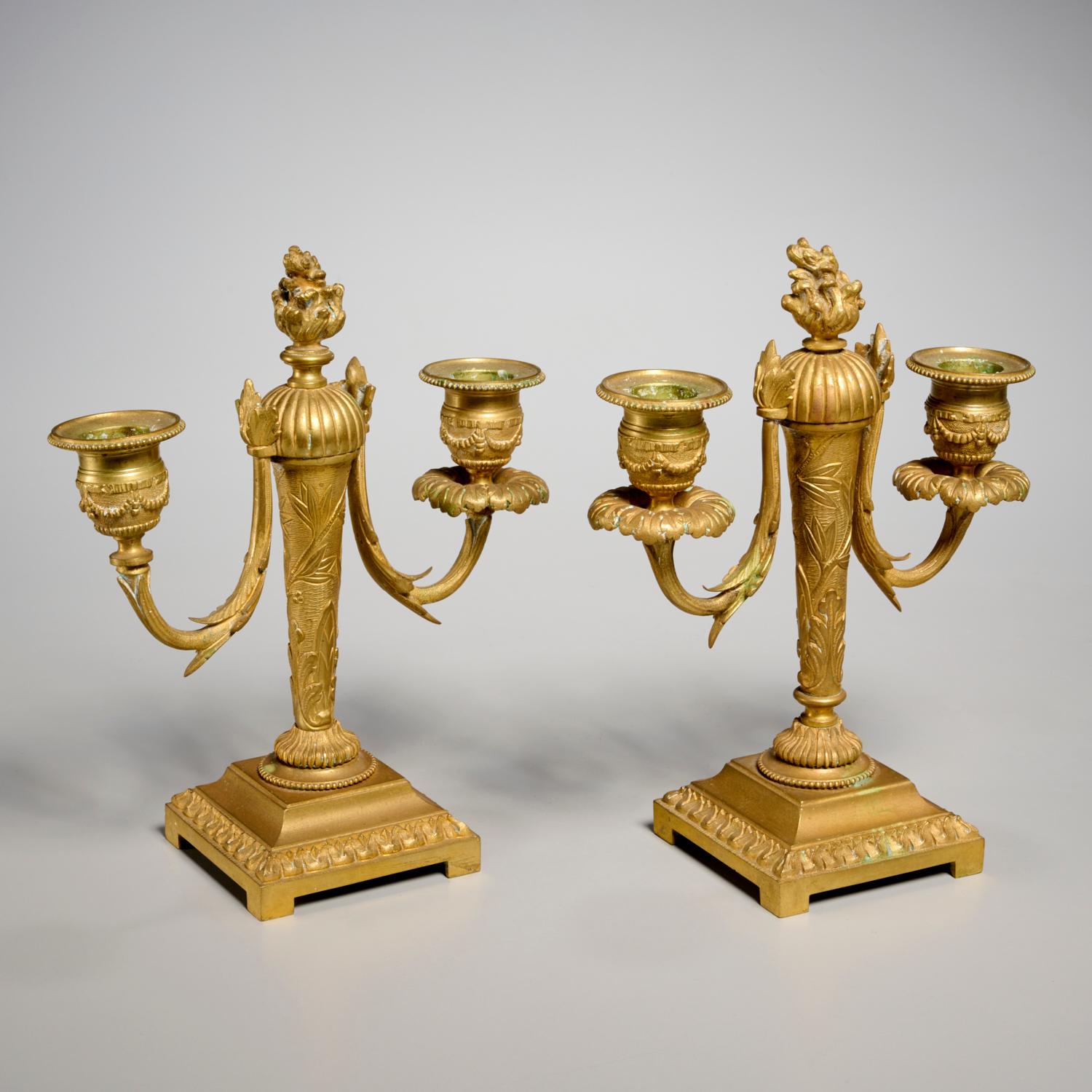 Coppia di oggetti francesi del XIX secolo. Candelabro in bronzo dorato in stile Luigi XVI in vendita 3