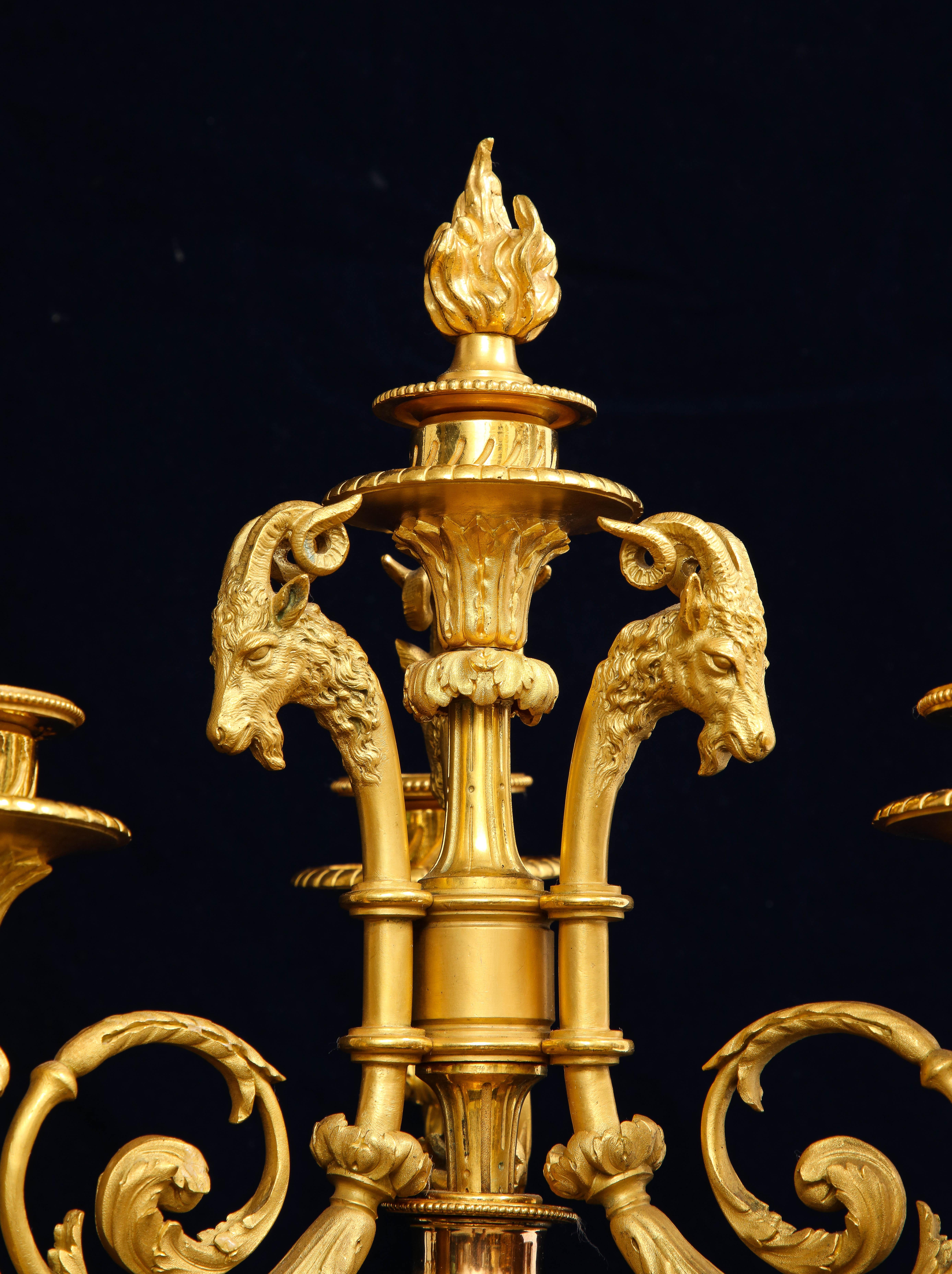 Paar französische figurale 4flammige Goldbronze-Kandelaber aus dem 19. Jahrhundert, nach P. Gouthiere im Angebot 2