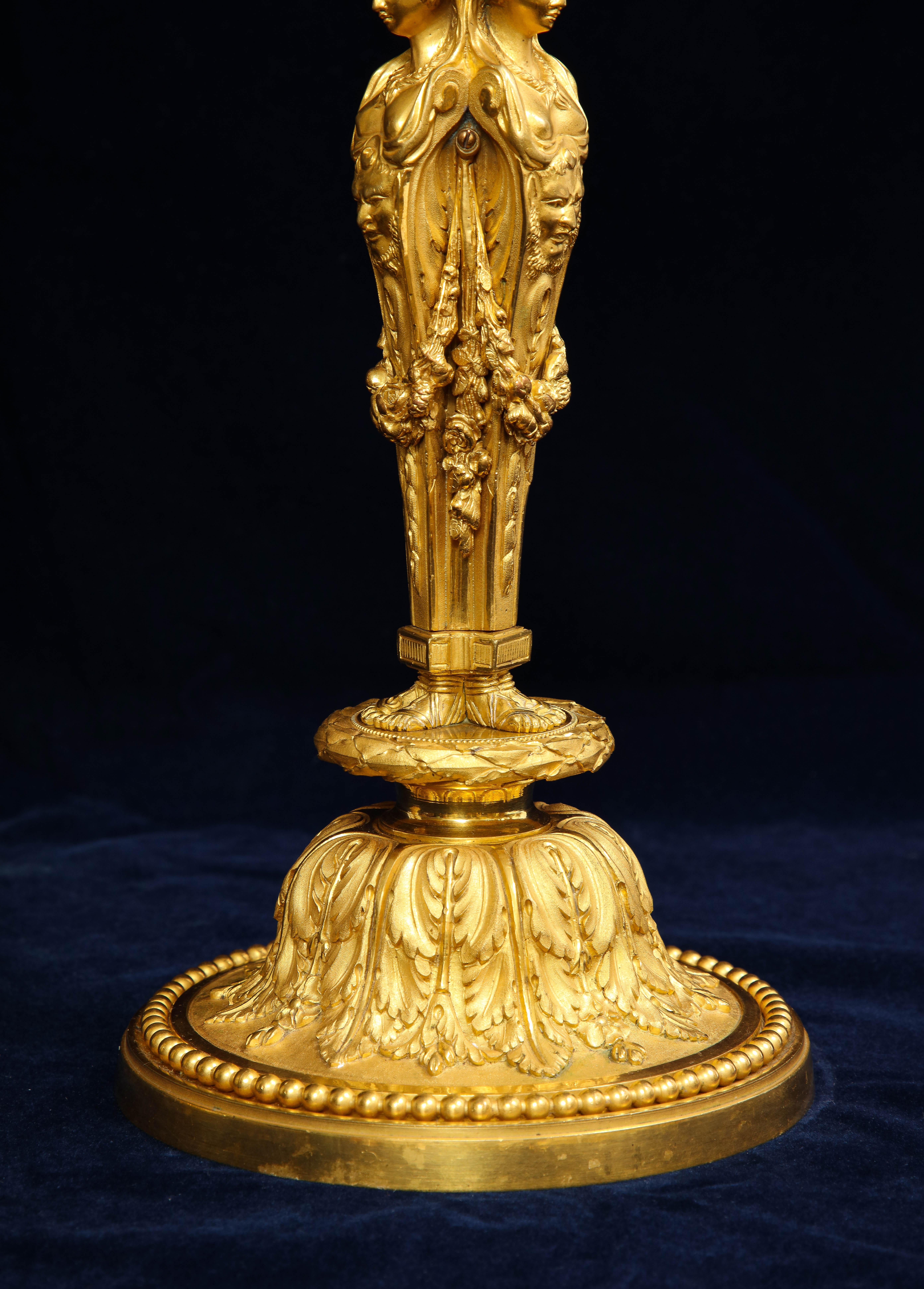 Paar französische figurale 4flammige Goldbronze-Kandelaber aus dem 19. Jahrhundert, nach P. Gouthiere im Angebot 3
