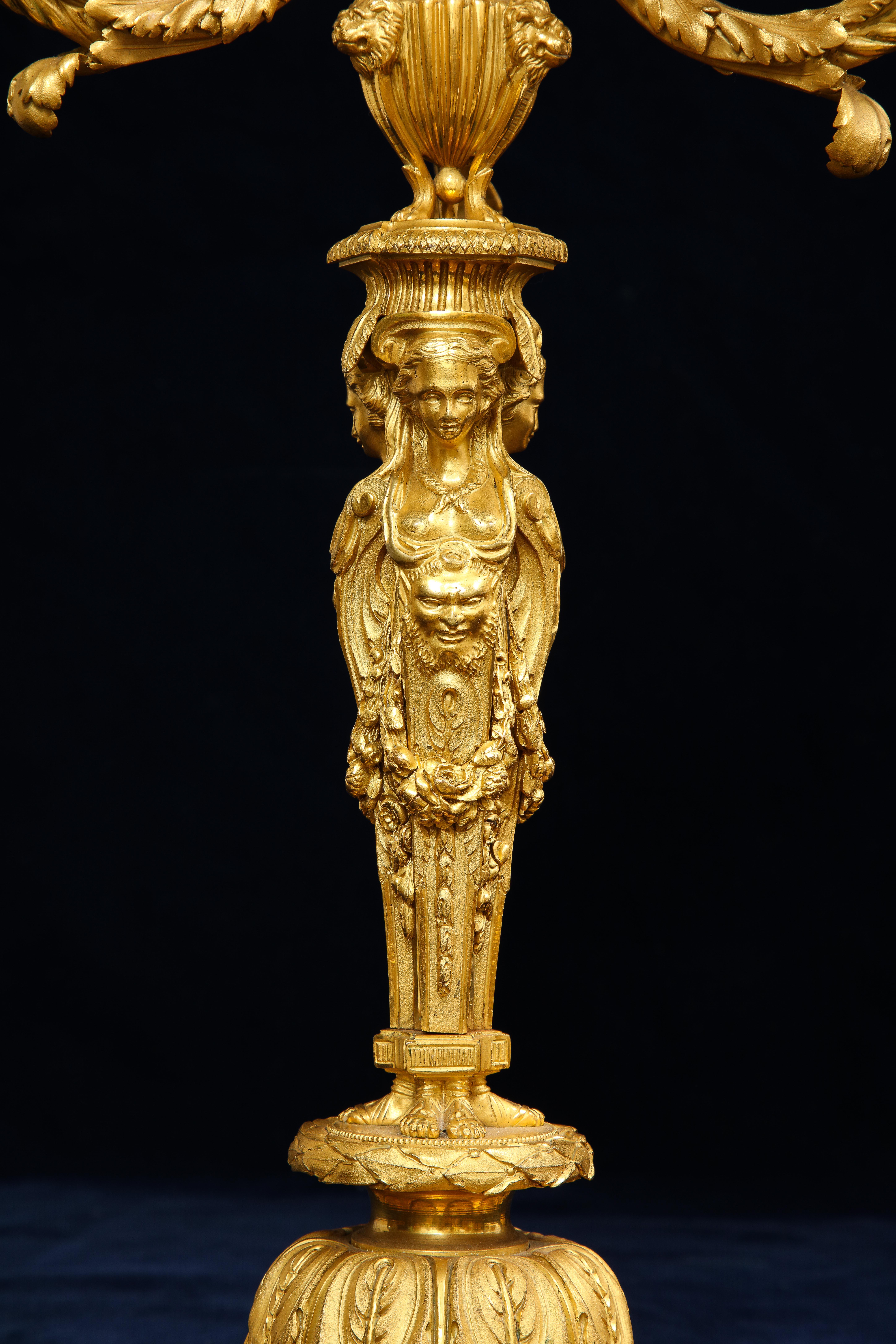 Paar französische figurale 4flammige Goldbronze-Kandelaber aus dem 19. Jahrhundert, nach P. Gouthiere im Angebot 4