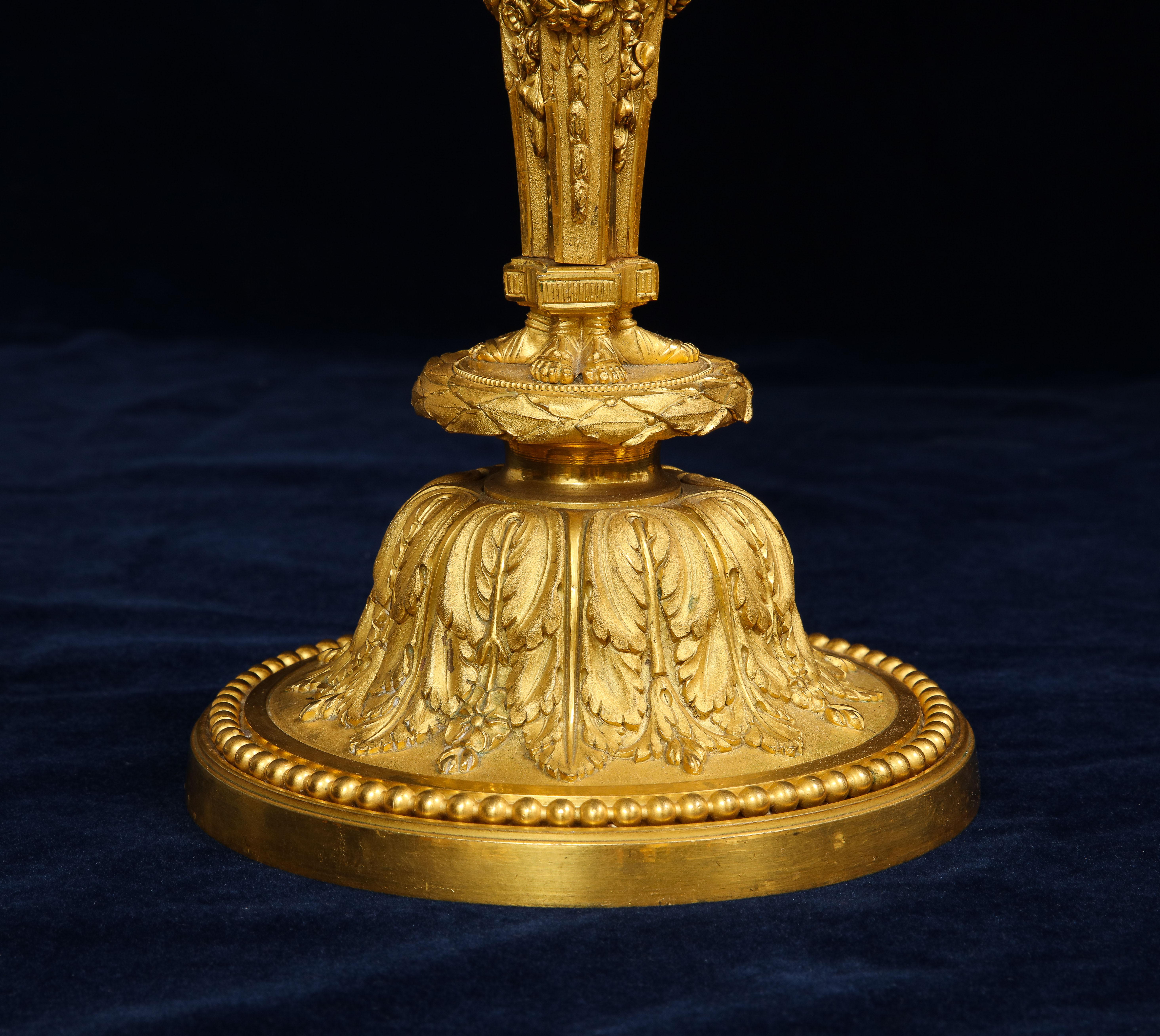 Paar französische figurale 4flammige Goldbronze-Kandelaber aus dem 19. Jahrhundert, nach P. Gouthiere im Angebot 6