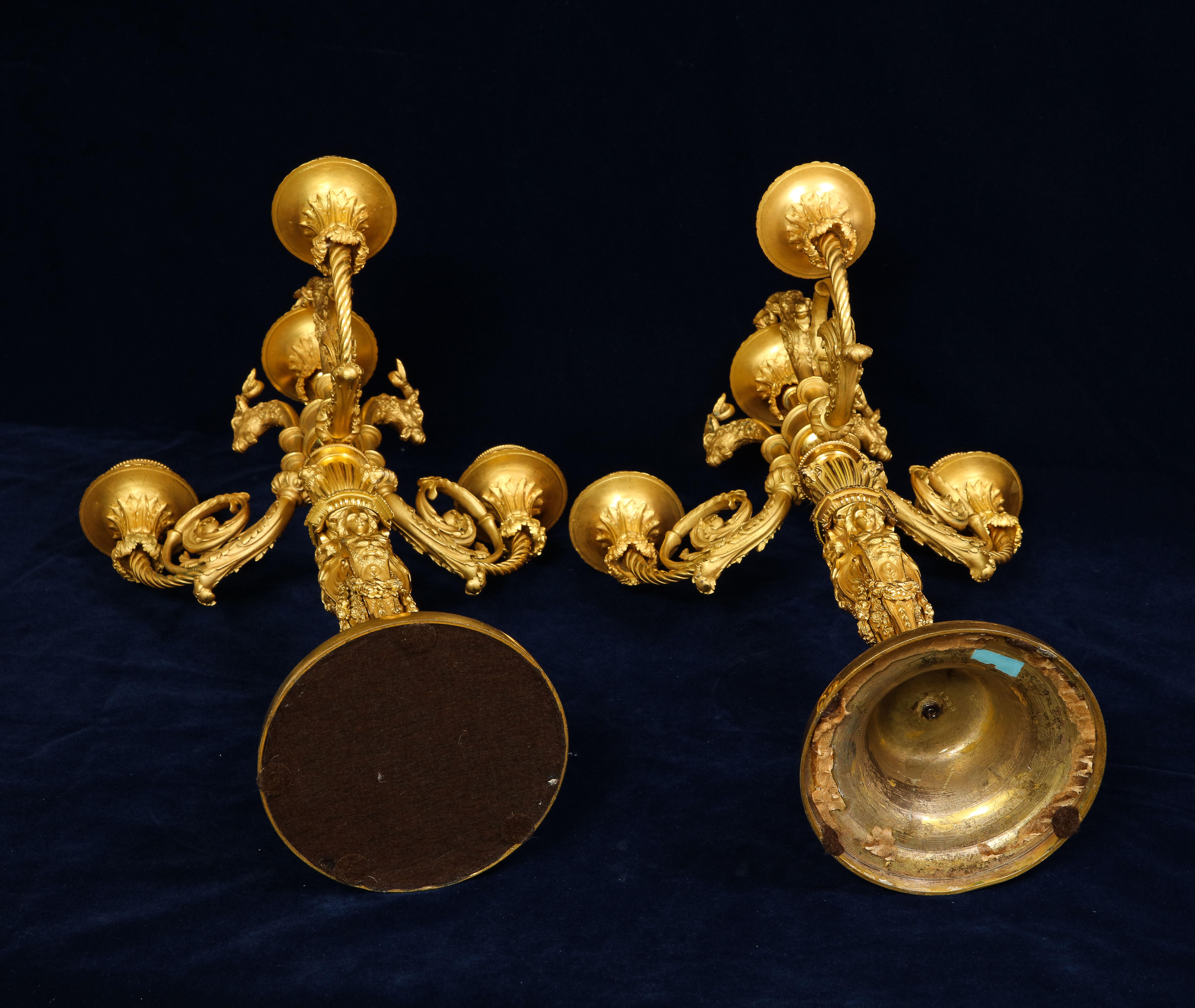 Paar französische figurale 4flammige Goldbronze-Kandelaber aus dem 19. Jahrhundert, nach P. Gouthiere im Angebot 8
