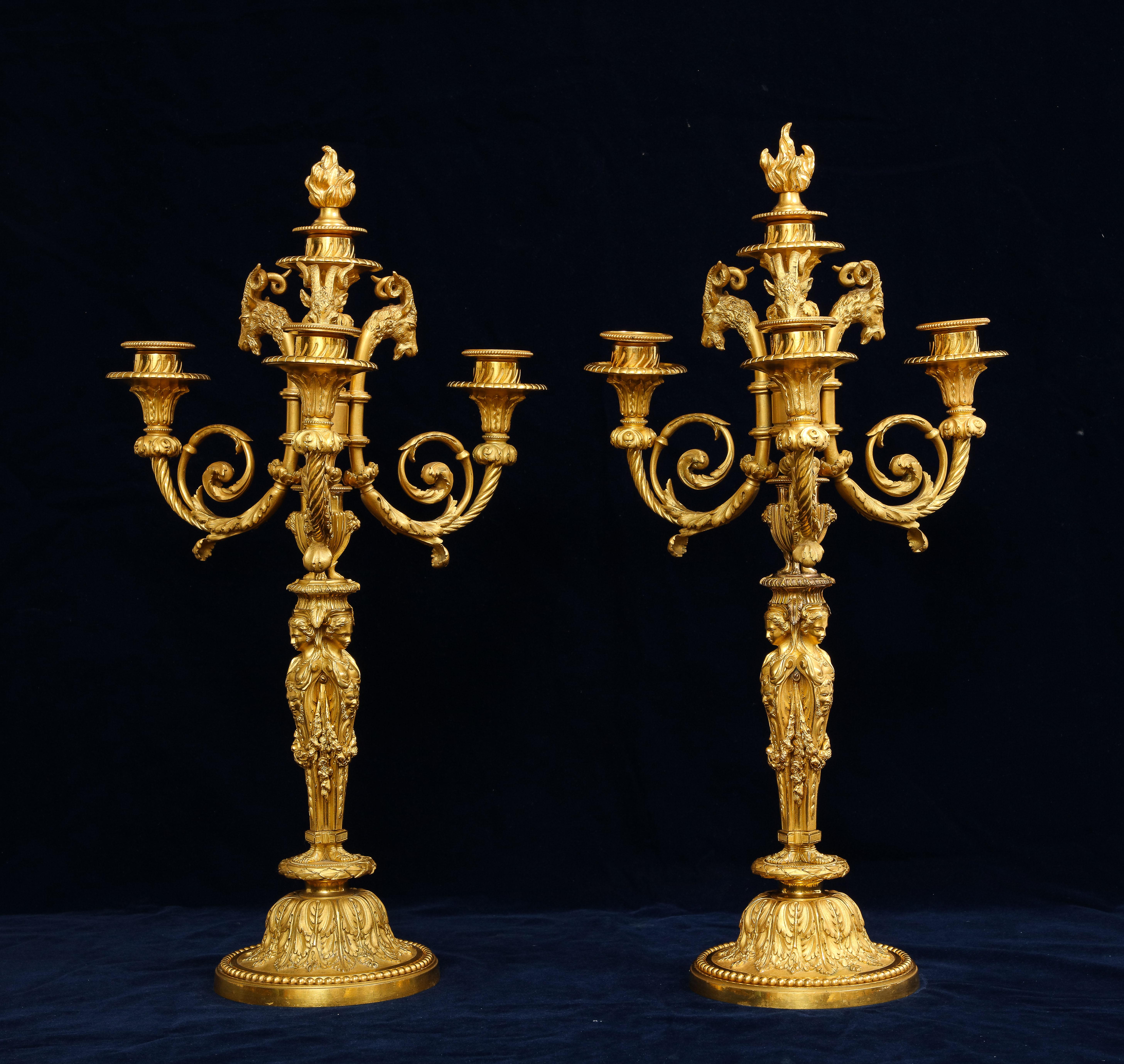 Paar französische figurale 4flammige Goldbronze-Kandelaber aus dem 19. Jahrhundert, nach P. Gouthiere (Louis XVI.) im Angebot