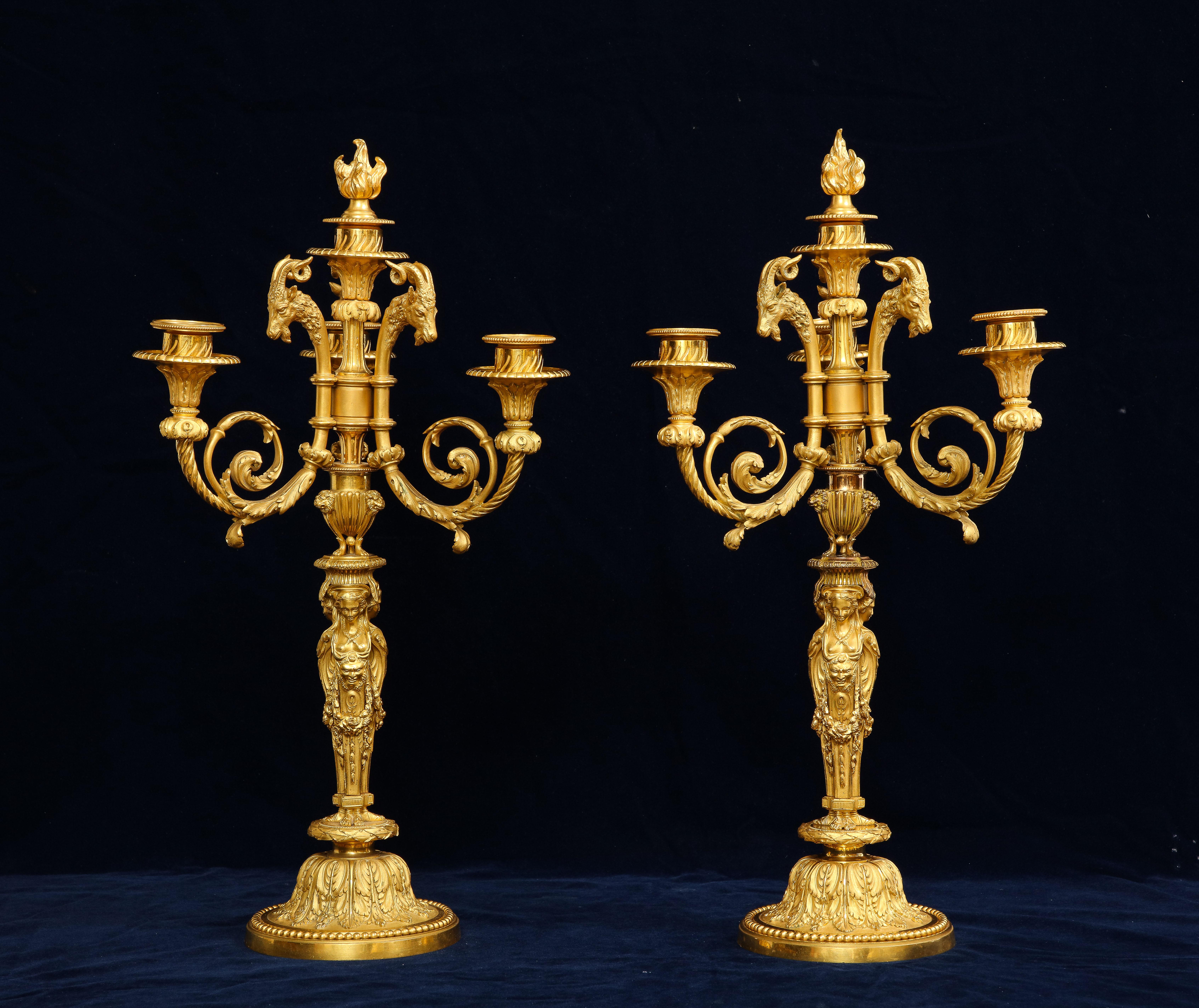 Paar französische figurale 4flammige Goldbronze-Kandelaber aus dem 19. Jahrhundert, nach P. Gouthiere (Französisch) im Angebot