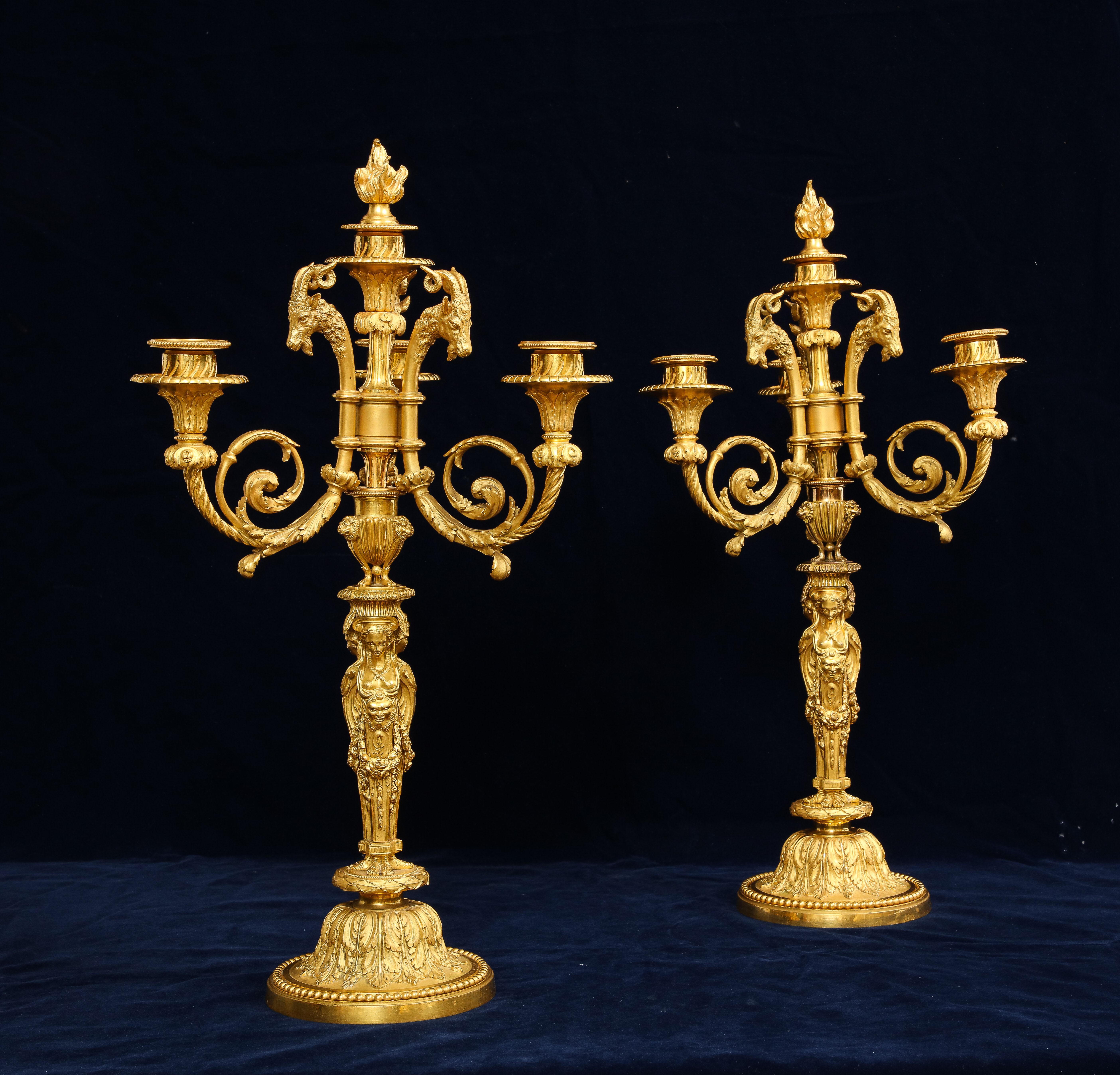 Paar französische figurale 4flammige Goldbronze-Kandelaber aus dem 19. Jahrhundert, nach P. Gouthiere (Vergoldet) im Angebot