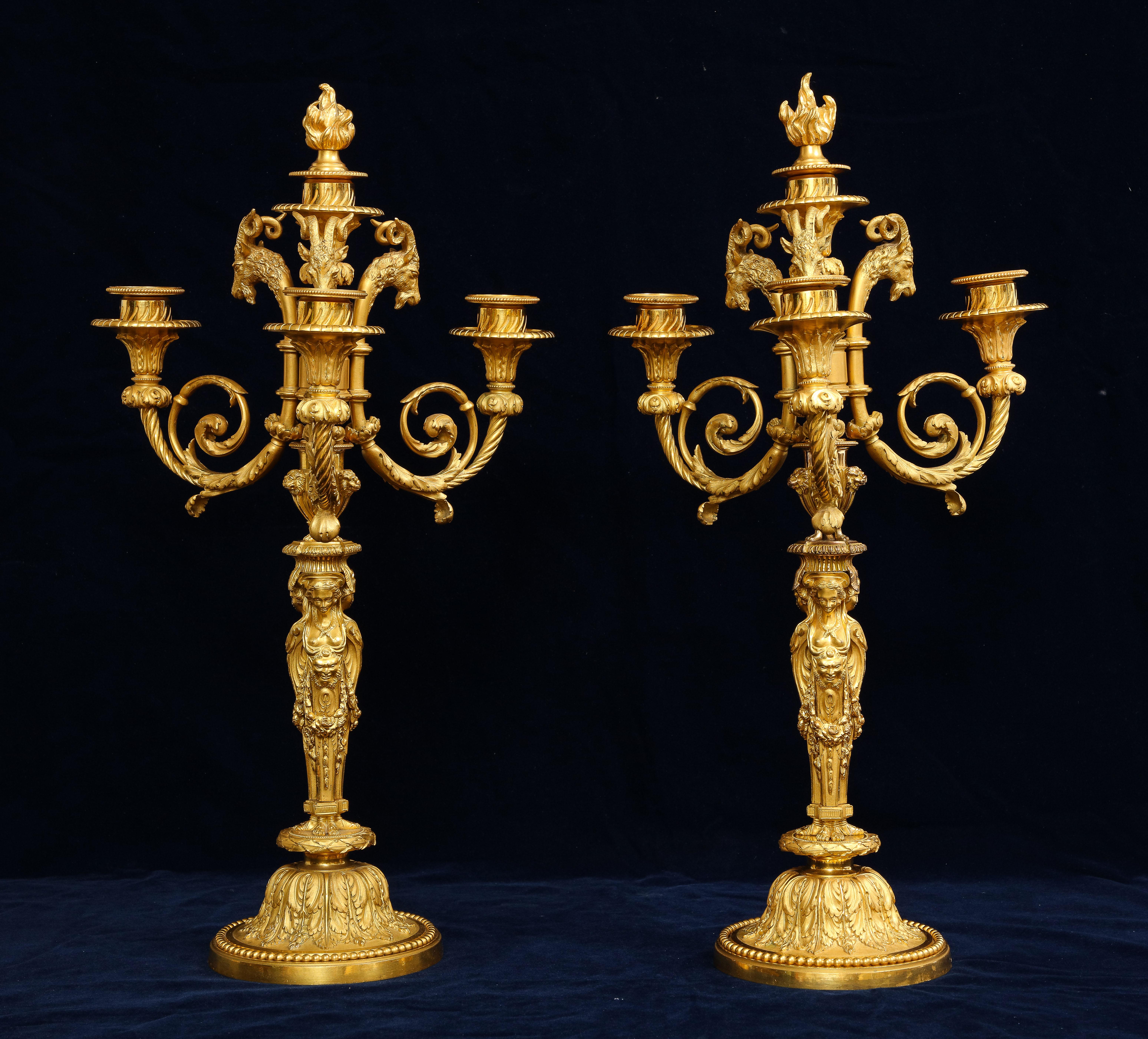 Paar französische figurale 4flammige Goldbronze-Kandelaber aus dem 19. Jahrhundert, nach P. Gouthiere im Zustand „Gut“ im Angebot in New York, NY