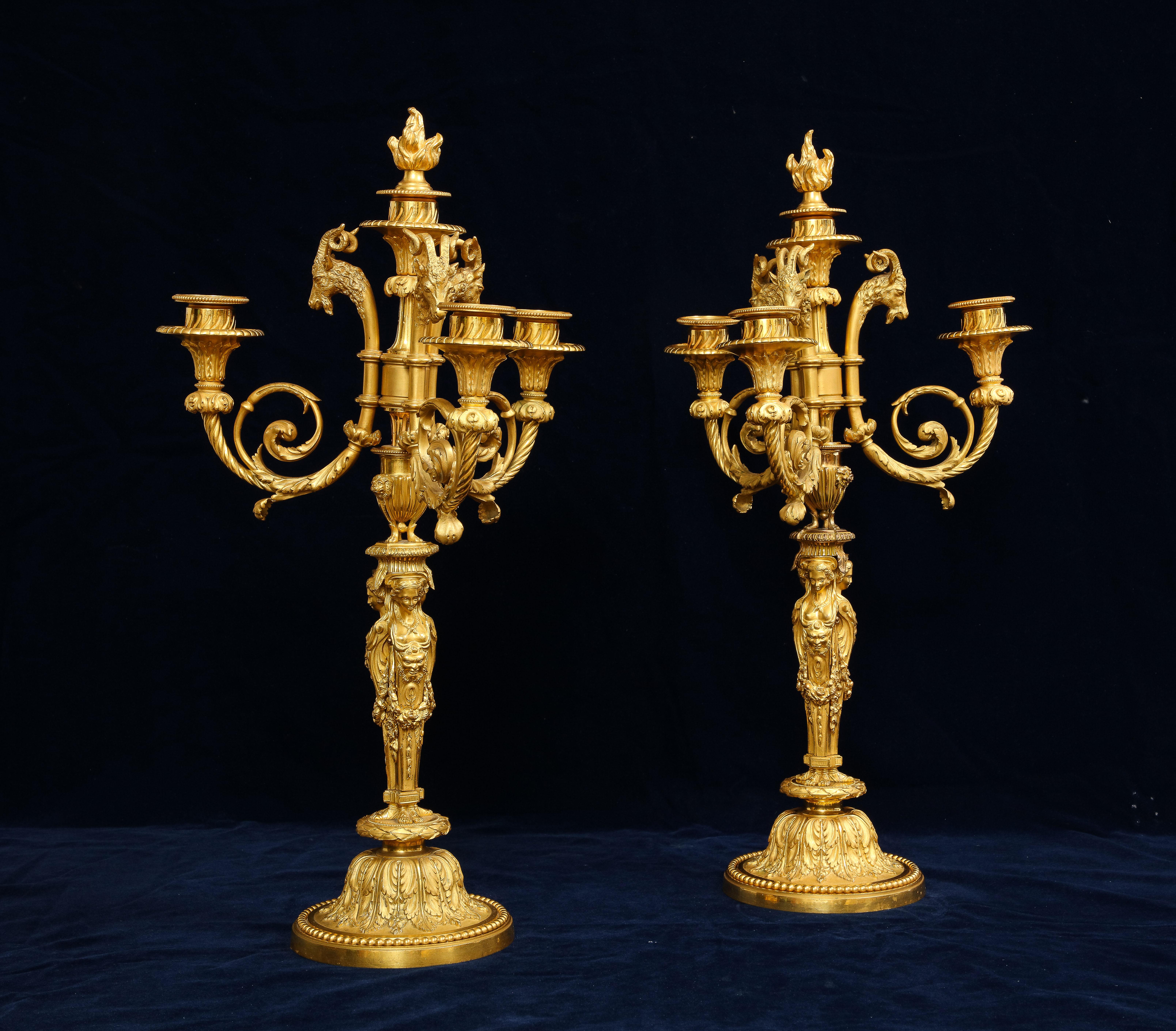 Paar französische figurale 4flammige Goldbronze-Kandelaber aus dem 19. Jahrhundert, nach P. Gouthiere (Mittleres 19. Jahrhundert) im Angebot