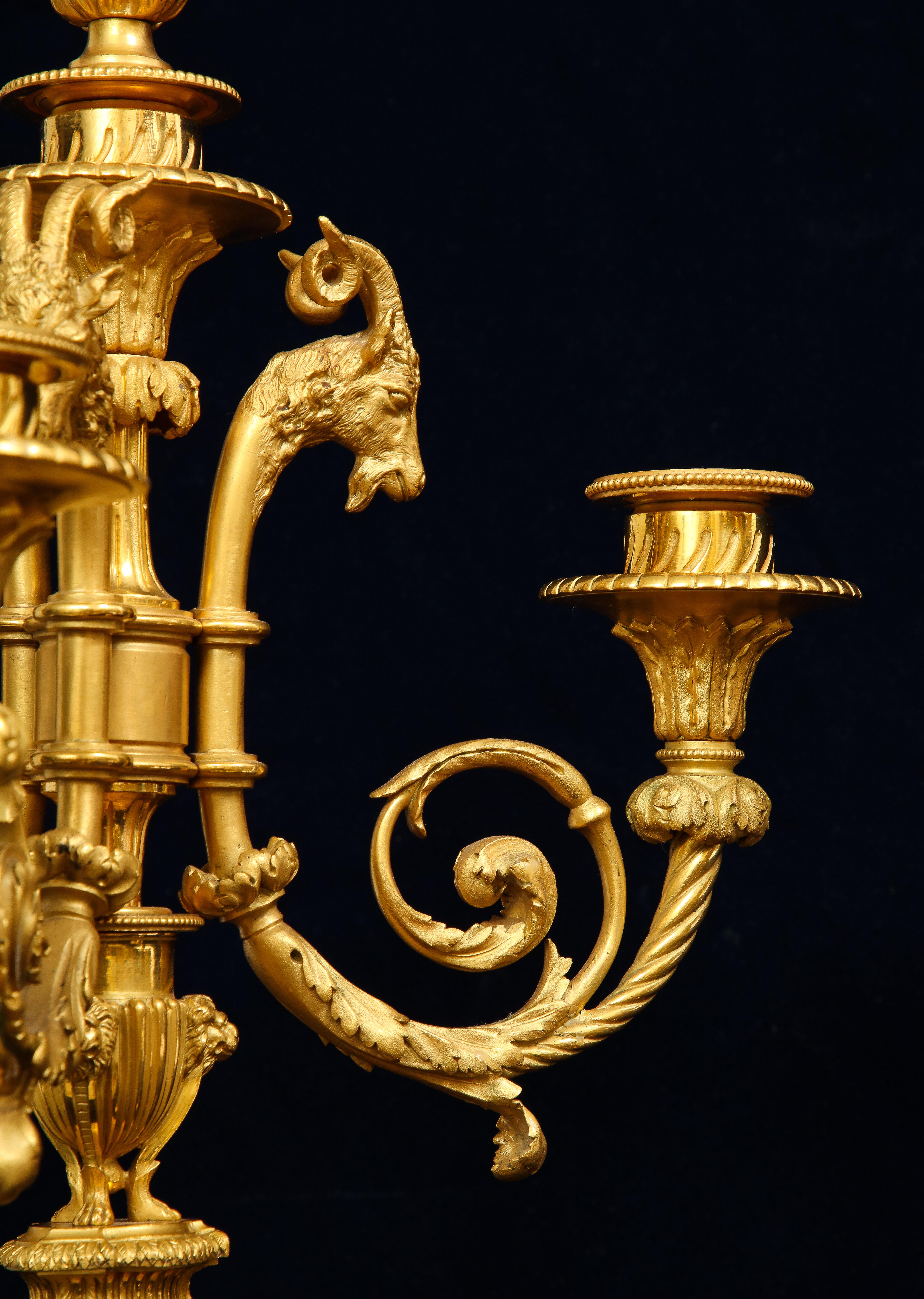 Paar französische figurale 4flammige Goldbronze-Kandelaber aus dem 19. Jahrhundert, nach P. Gouthiere (Bronze) im Angebot