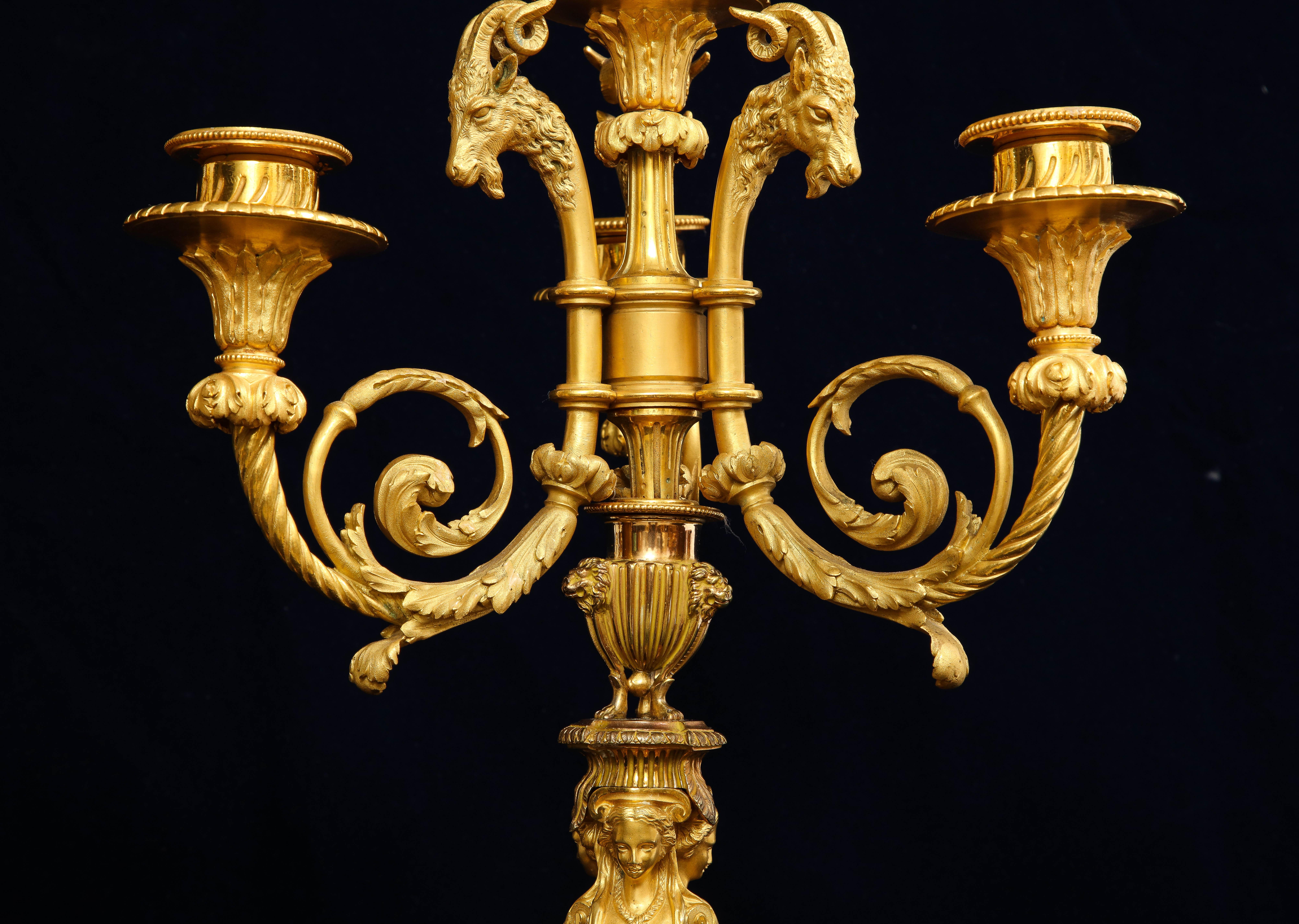 Paar französische figurale 4flammige Goldbronze-Kandelaber aus dem 19. Jahrhundert, nach P. Gouthiere im Angebot 1