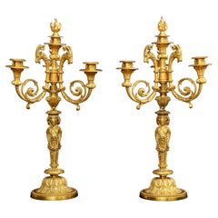 Paar französische figurale 4flammige Goldbronze-Kandelaber aus dem 19. Jahrhundert, nach P. Gouthiere