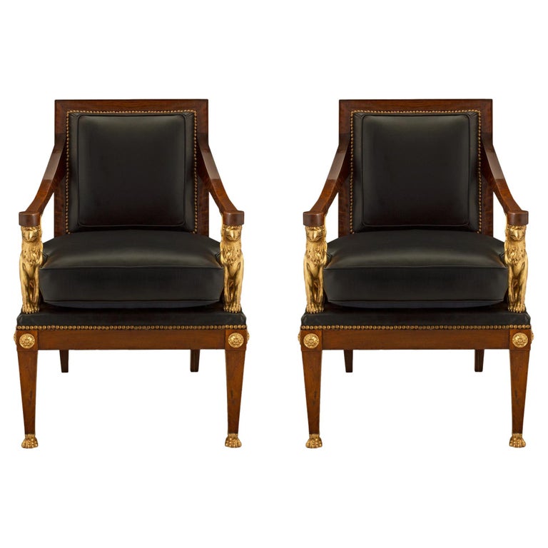 Paire de fauteuils français du 19ème siècle d'époque 1er Empire en noyer et  bois doré En vente sur 1stDibs