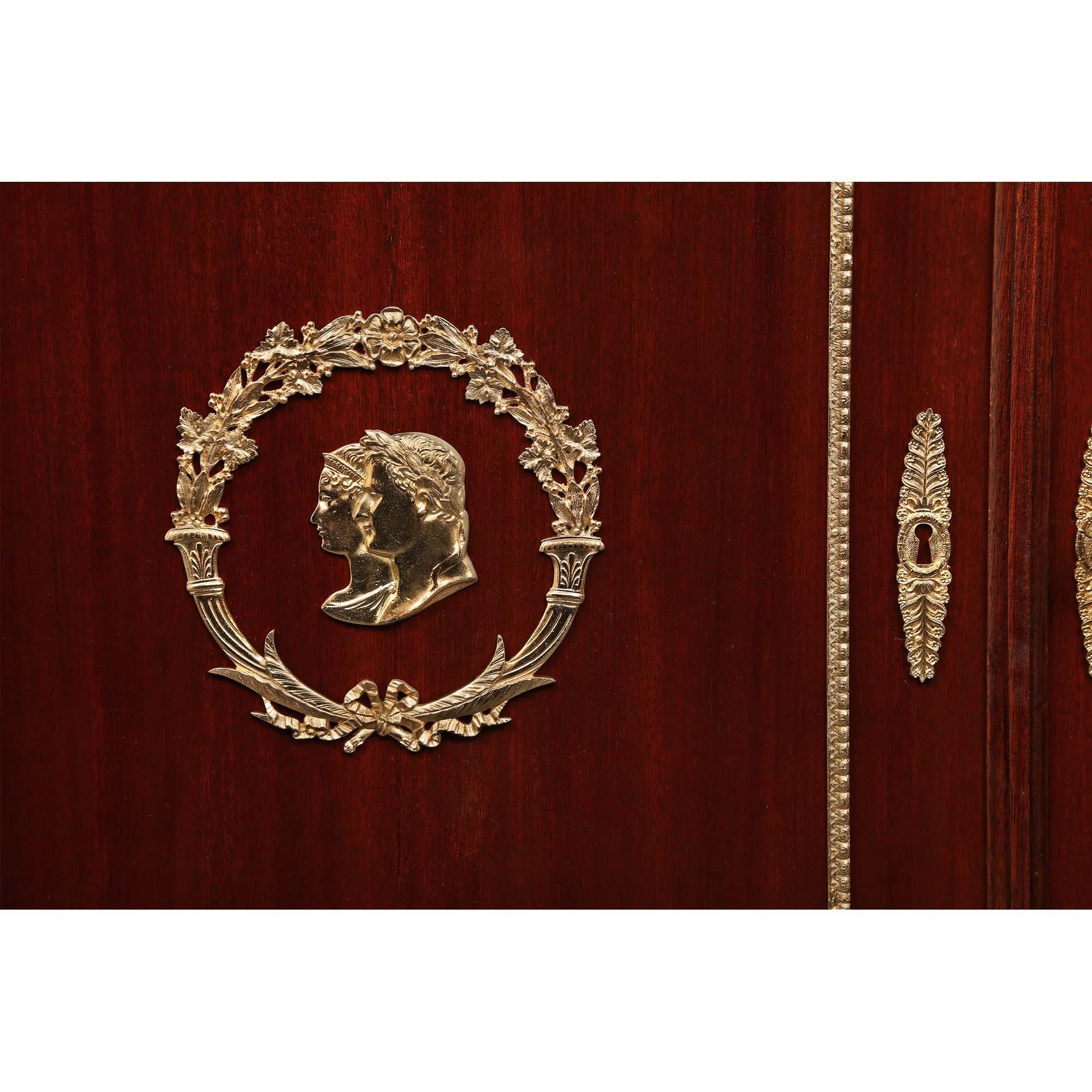Paire d'armoires en acajou du XIXe siècle de la période de l'Empire français en vente 7