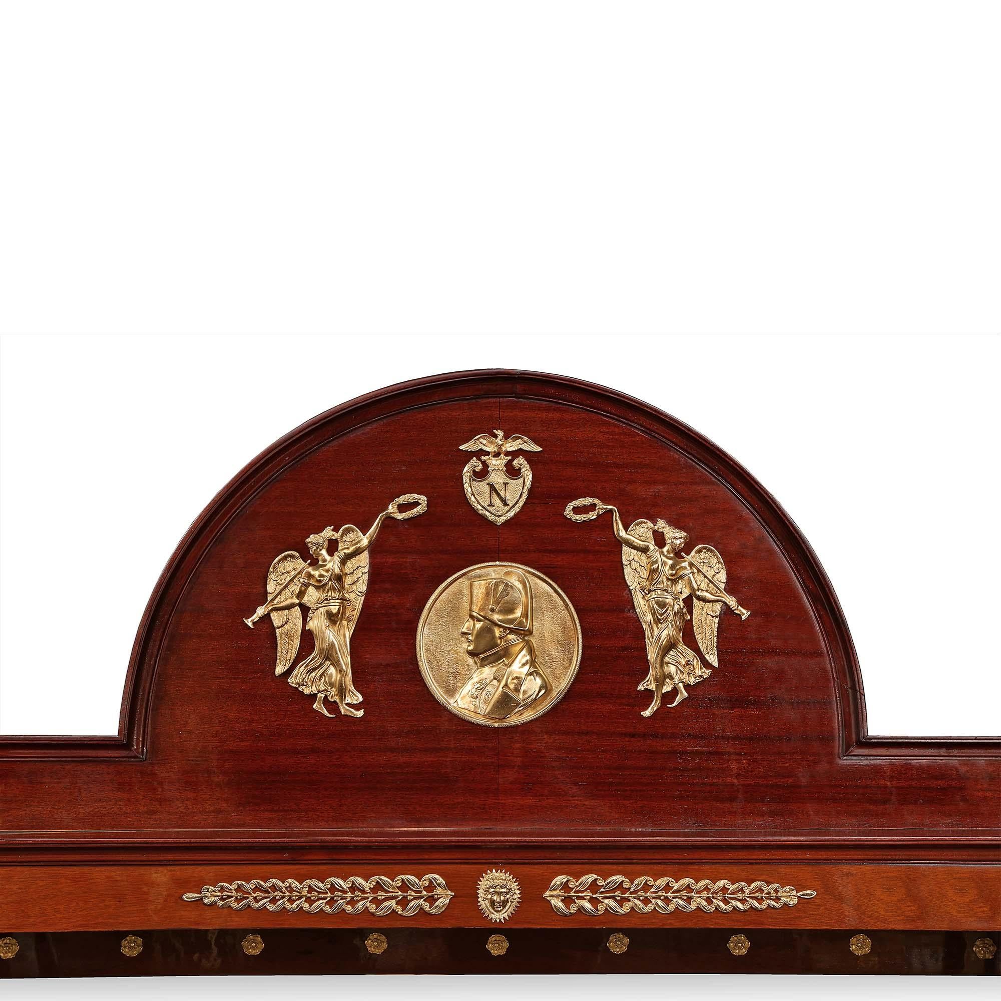 Paire d'armoires en acajou du XIXe siècle de la période de l'Empire français en vente 1