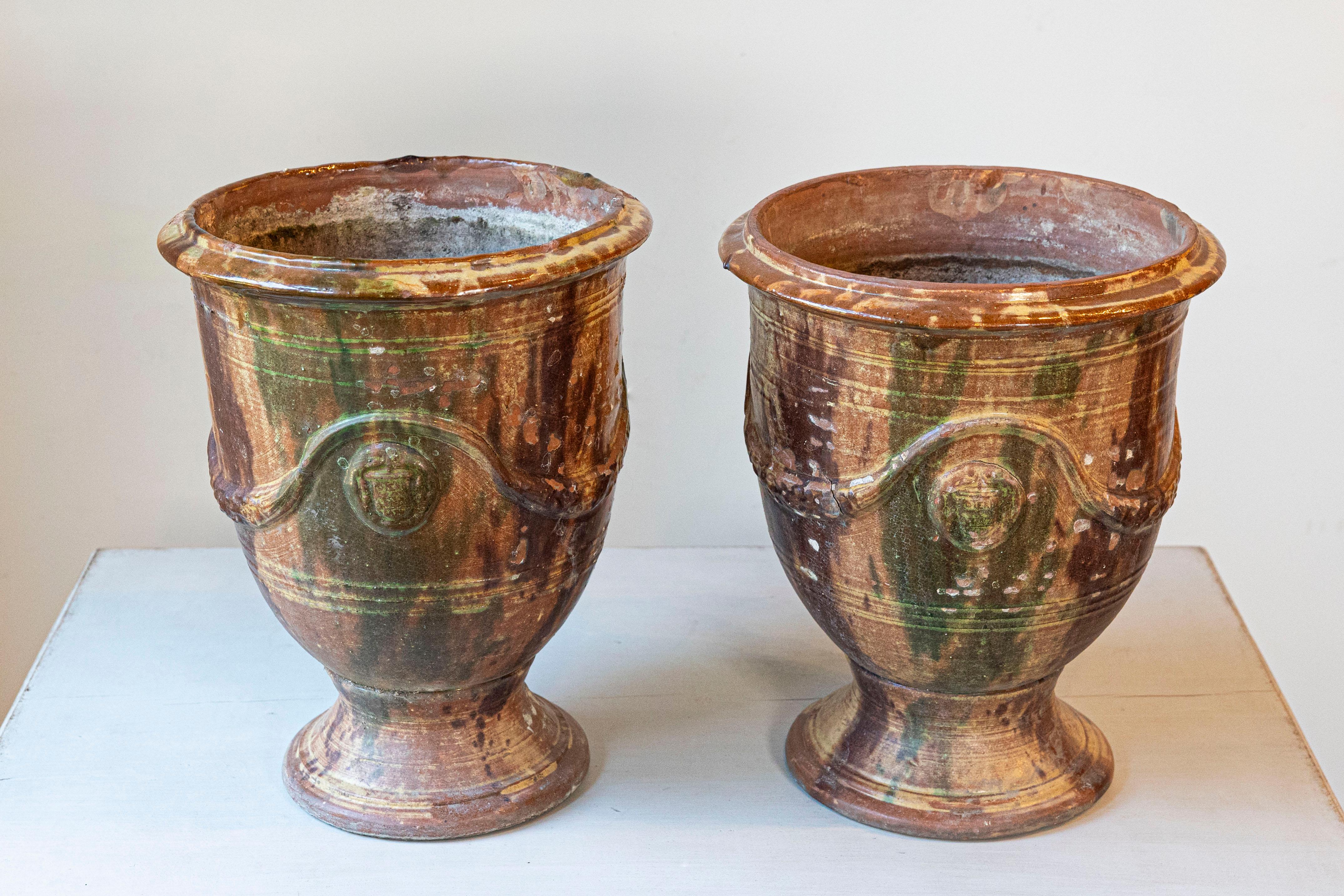 Stile provenzale Coppia di vasi Anduze francesi del XIX secolo con smalti marroni e verdi e volute in vendita