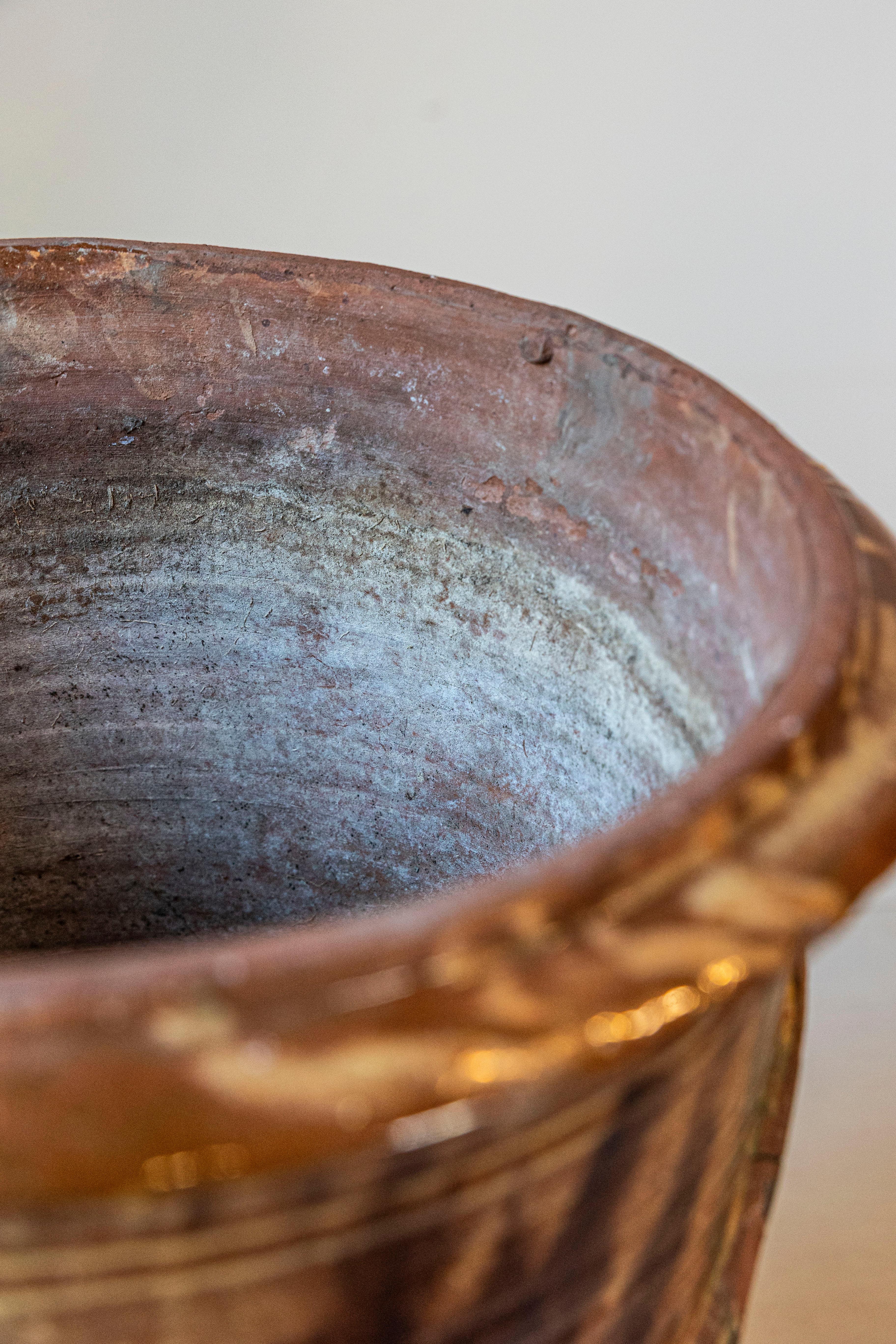 Ceramica Coppia di vasi Anduze francesi del XIX secolo con smalti marroni e verdi e volute in vendita