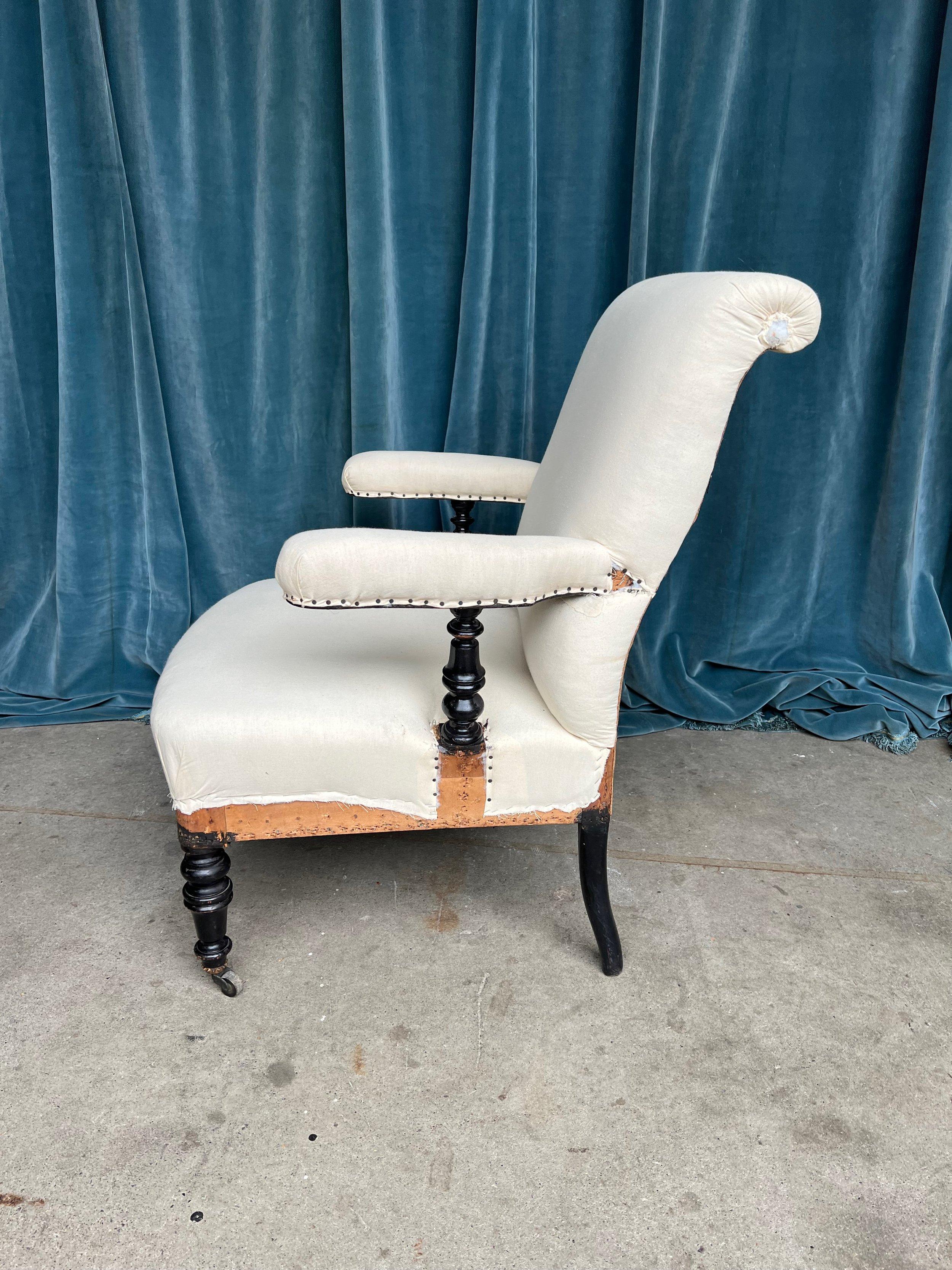 Tissu d'ameublement Paire de fauteuils français du 19ème siècle avec accoudoirs ébonisés en vente
