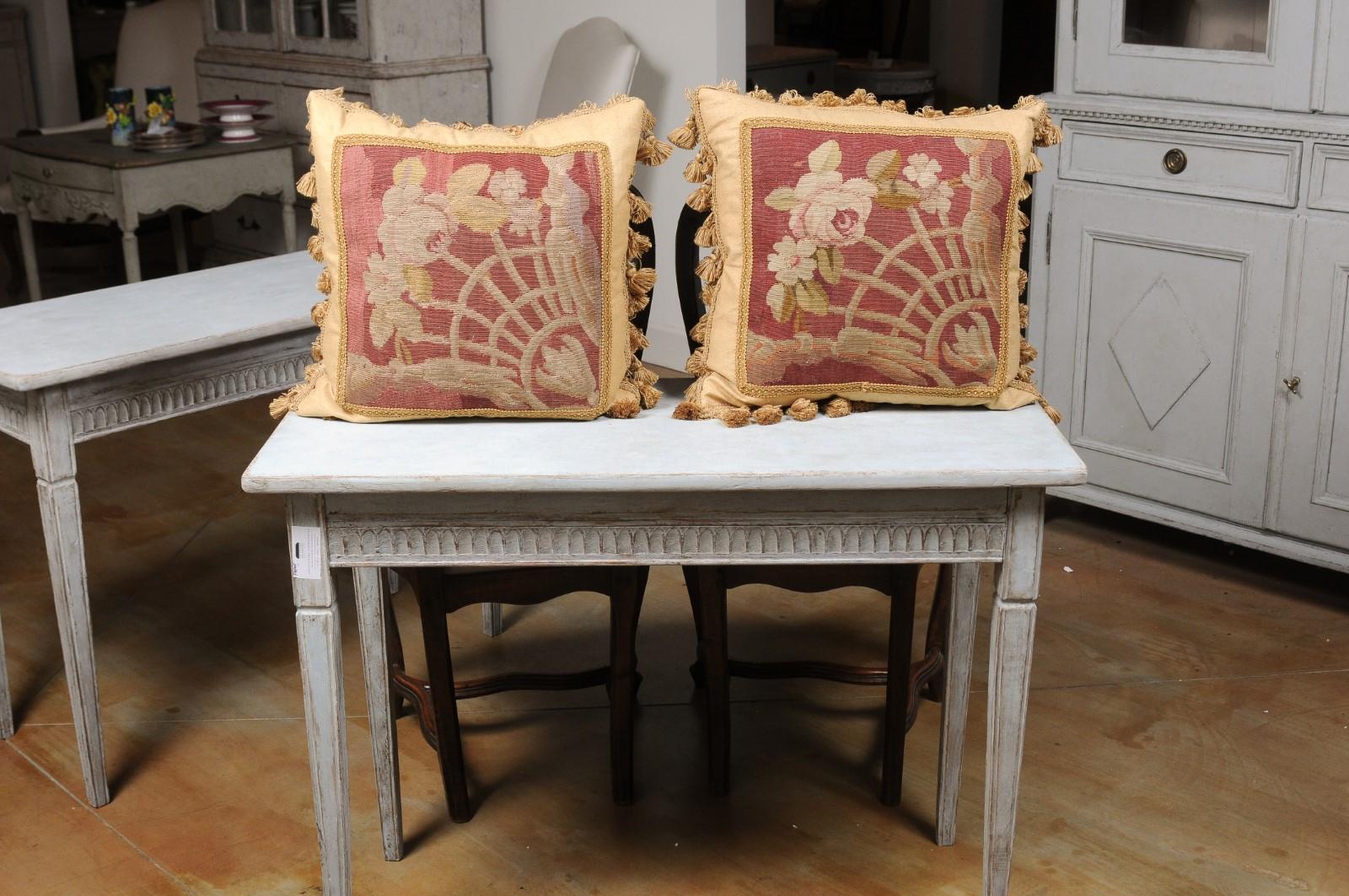 Francese Coppia di cuscini ad arazzo Aubusson del XIX secolo con decorazioni floreali in vendita