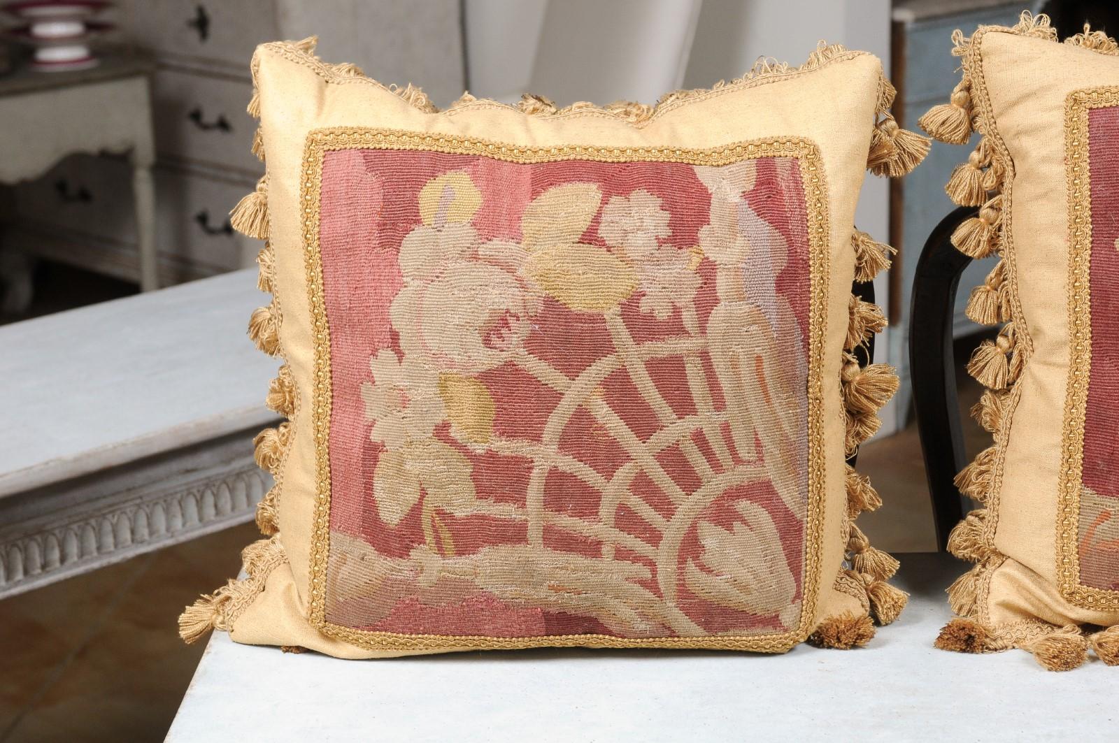 Tessuto Coppia di cuscini ad arazzo Aubusson del XIX secolo con decorazioni floreali in vendita