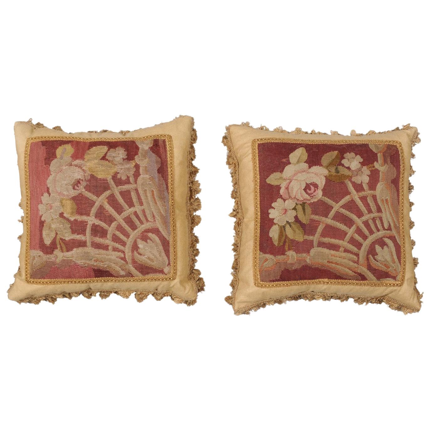 Coppia di cuscini ad arazzo Aubusson del XIX secolo con decorazioni floreali