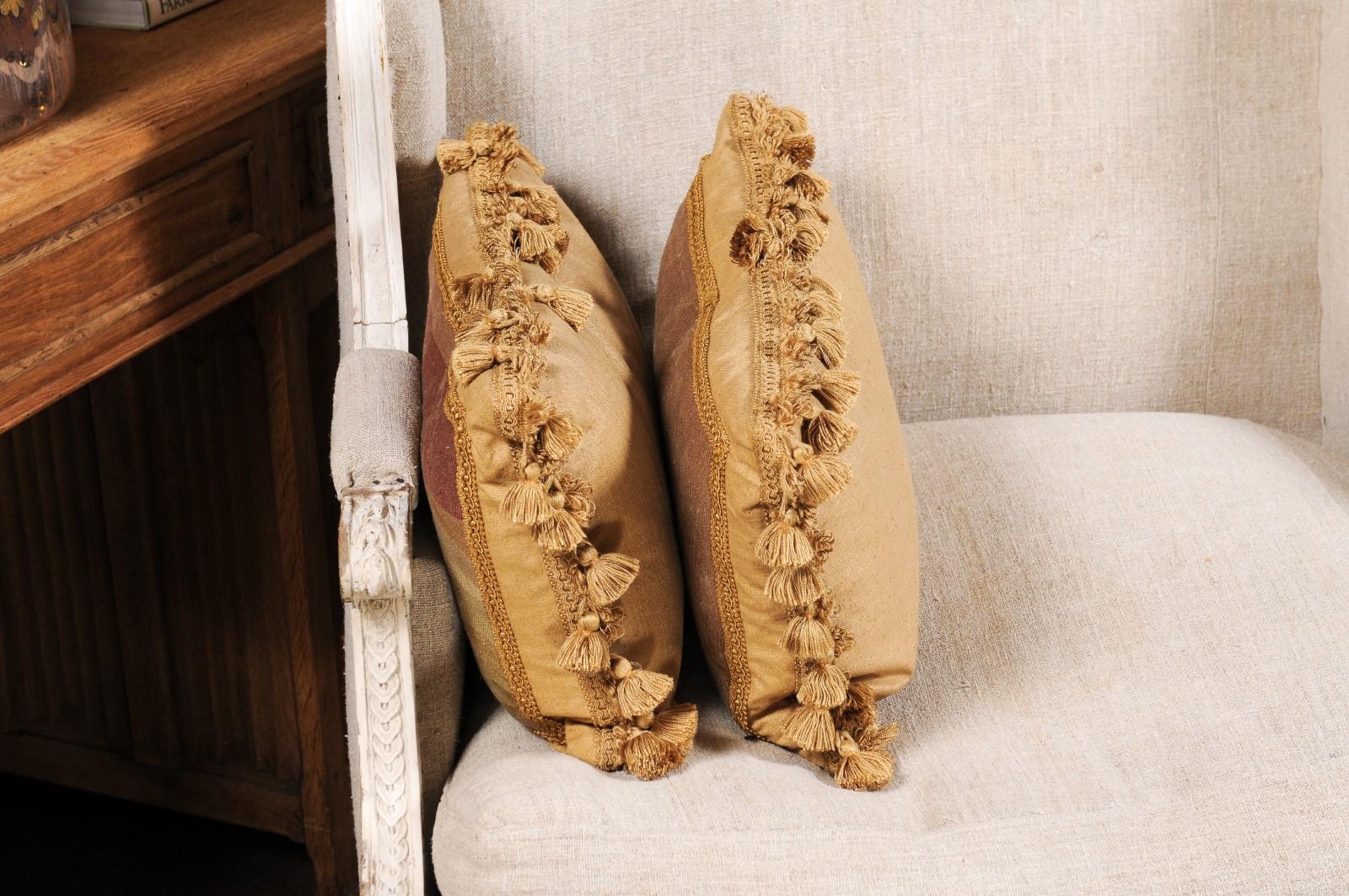 Coppia di cuscini francesi ad arazzo Aubusson del XIX secolo con fiori e nappe in vendita 4