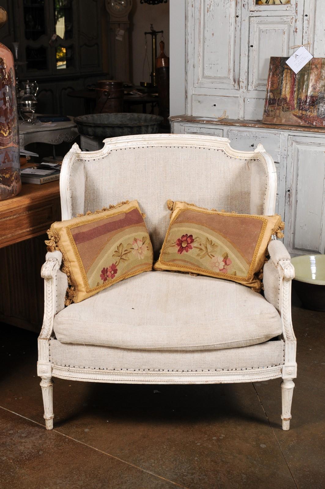 Francese Coppia di cuscini francesi ad arazzo Aubusson del XIX secolo con fiori e nappe in vendita