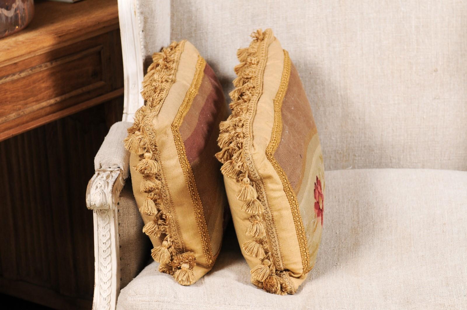 Coppia di cuscini francesi ad arazzo Aubusson del XIX secolo con fiori e nappe in vendita 1
