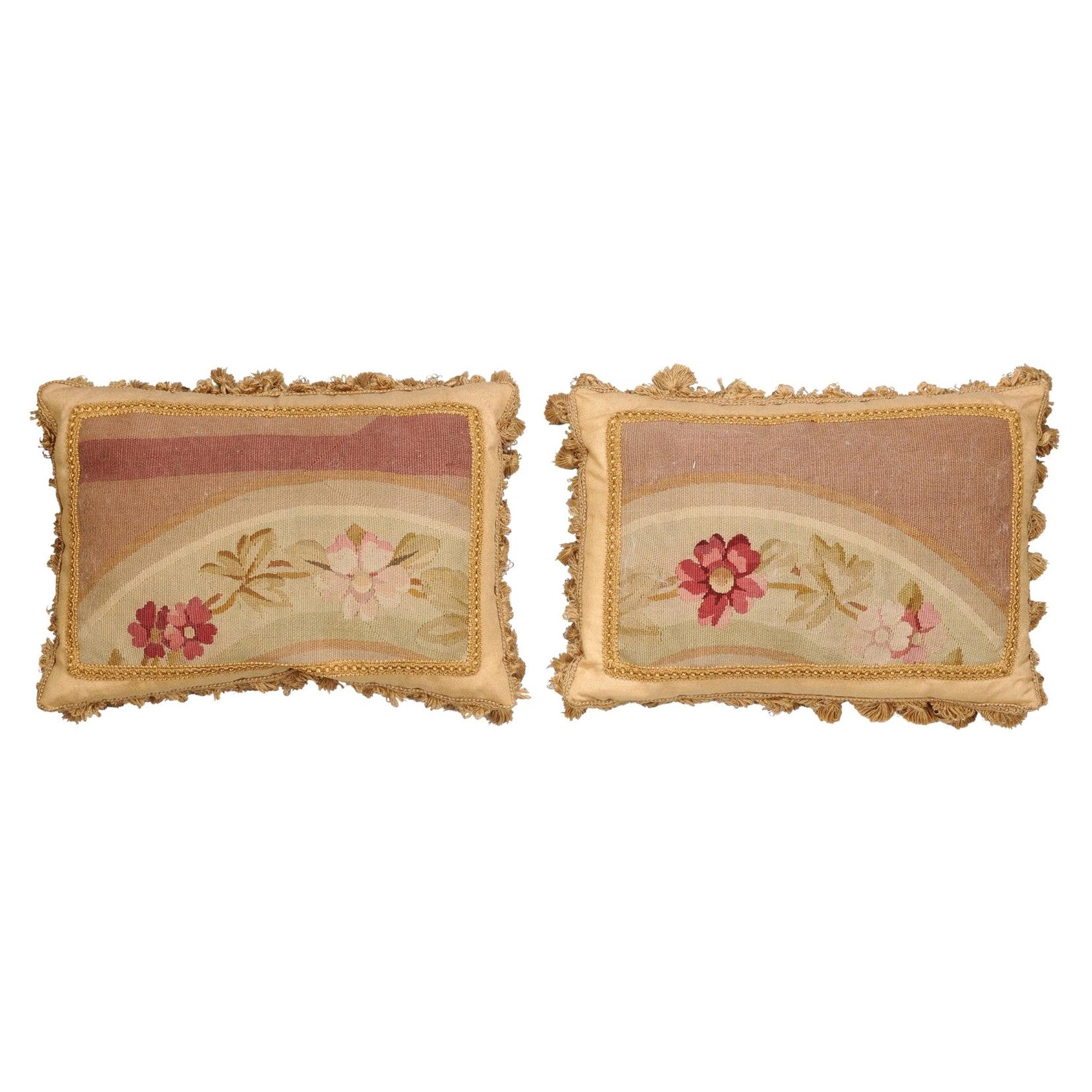 Pareja de almohadas francesas del siglo XIX de tapiz de Aubusson con flores y borlas