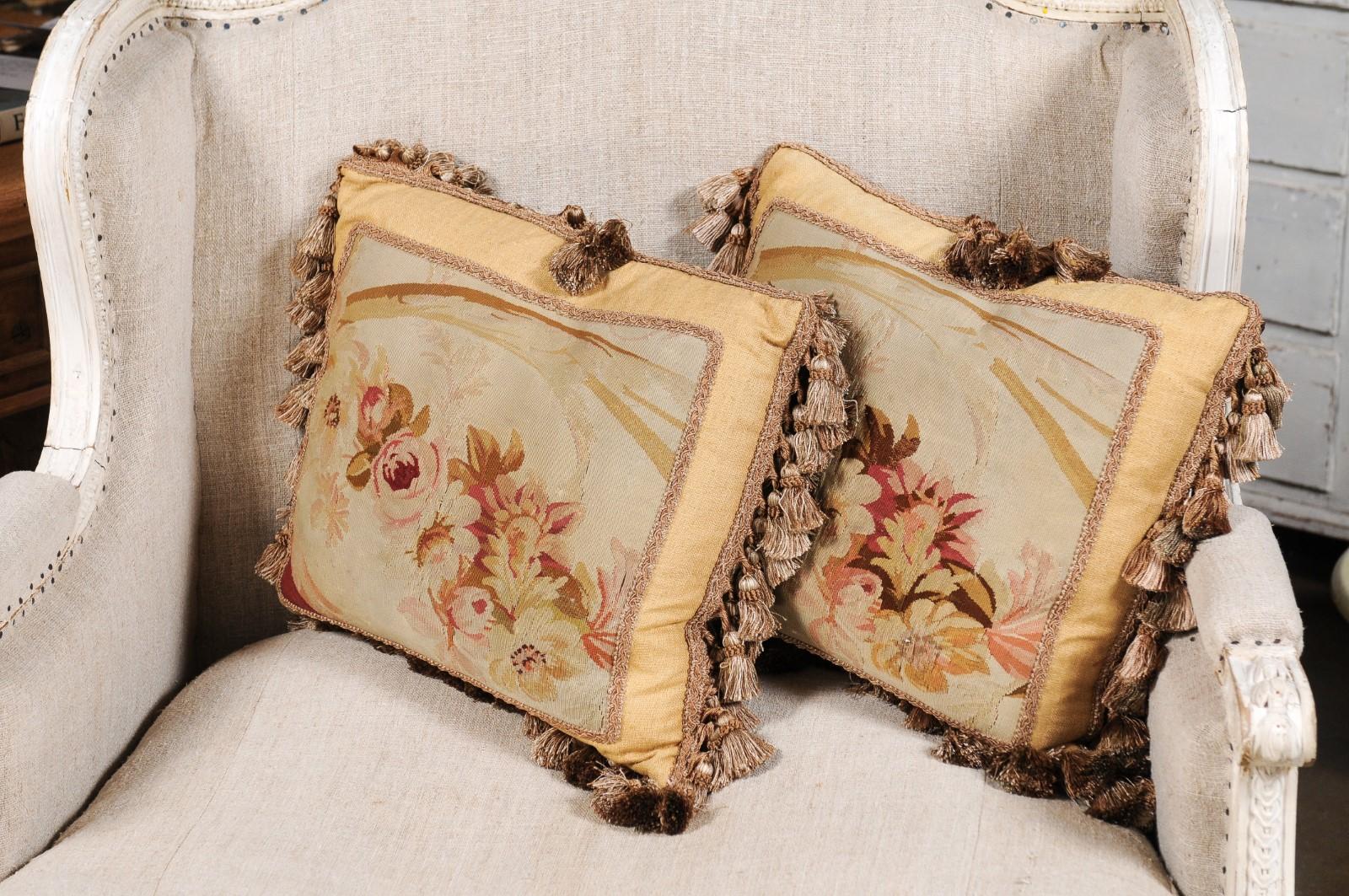Coppia di cuscini francesi ad arazzo Aubusson del XIX secolo con rose e nappe in vendita 6