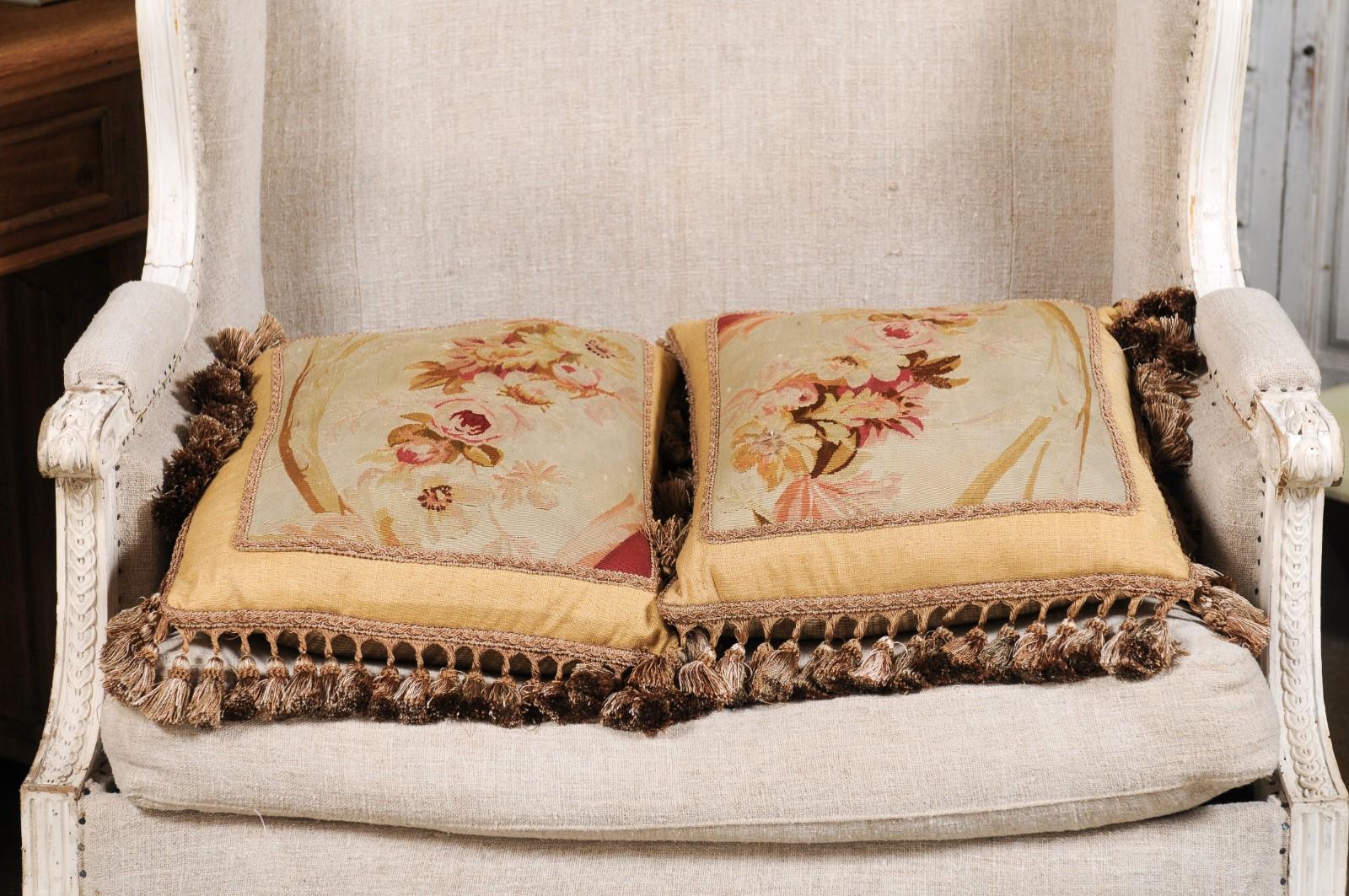 Coppia di cuscini francesi ad arazzo Aubusson del XIX secolo con rose e nappe in vendita 7