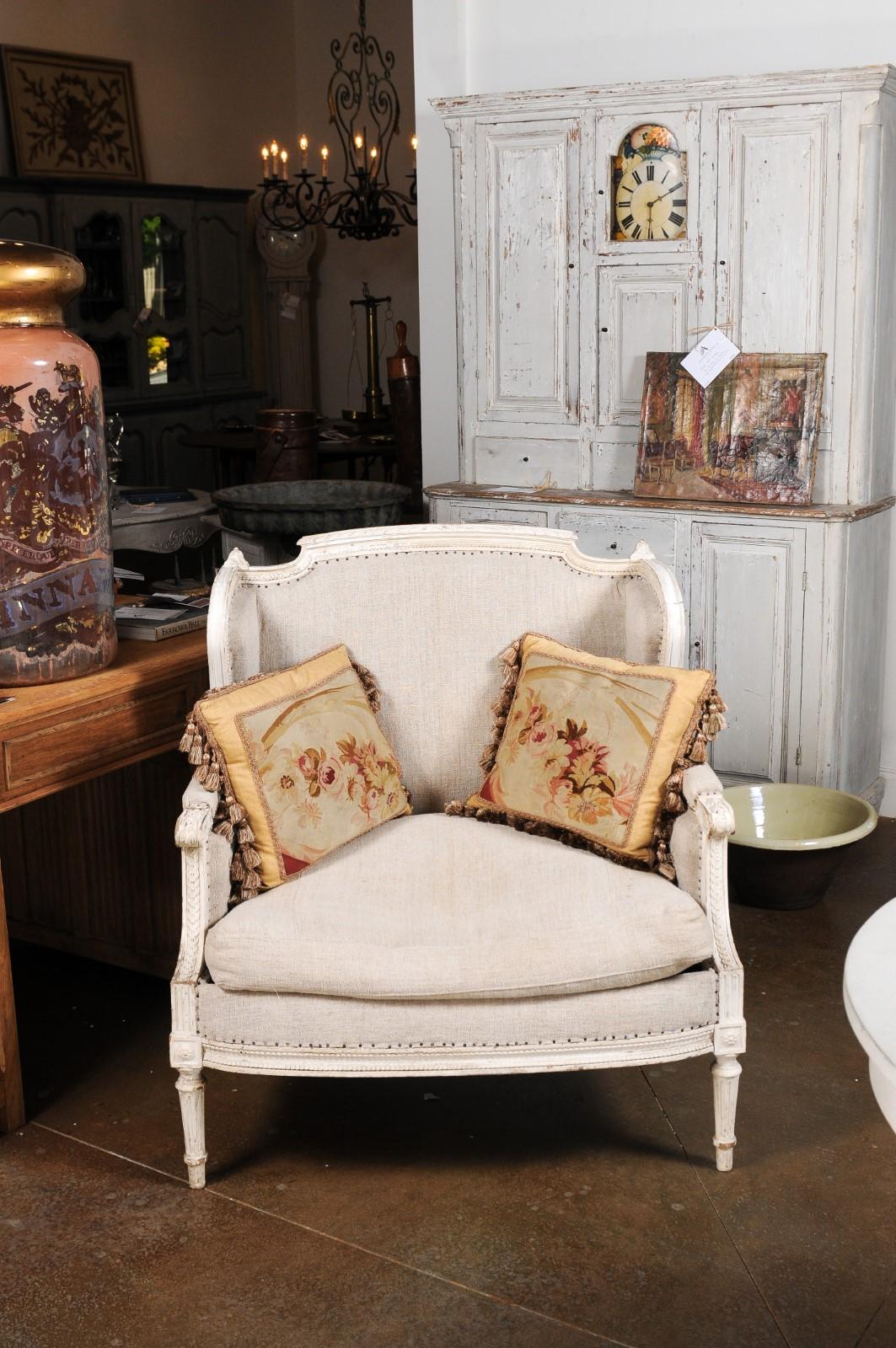 Francese Coppia di cuscini francesi ad arazzo Aubusson del XIX secolo con rose e nappe in vendita