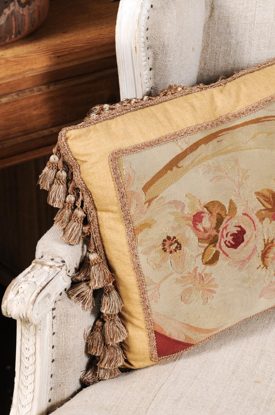 Tessuto Coppia di cuscini francesi ad arazzo Aubusson del XIX secolo con rose e nappe in vendita