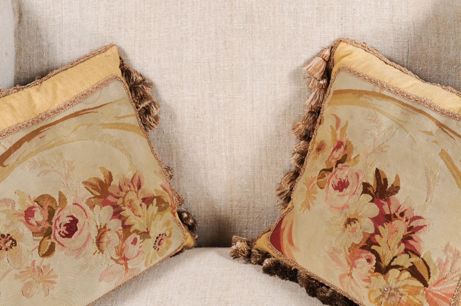 Coppia di cuscini francesi ad arazzo Aubusson del XIX secolo con rose e nappe In condizioni buone in vendita a Atlanta, GA