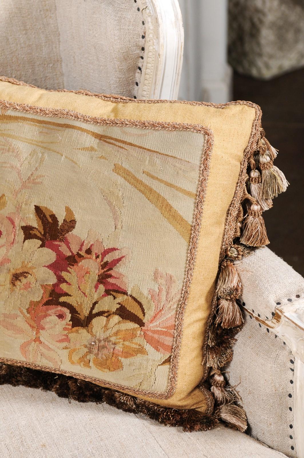 Arazzo Coppia di cuscini francesi ad arazzo Aubusson del XIX secolo con rose e nappe in vendita