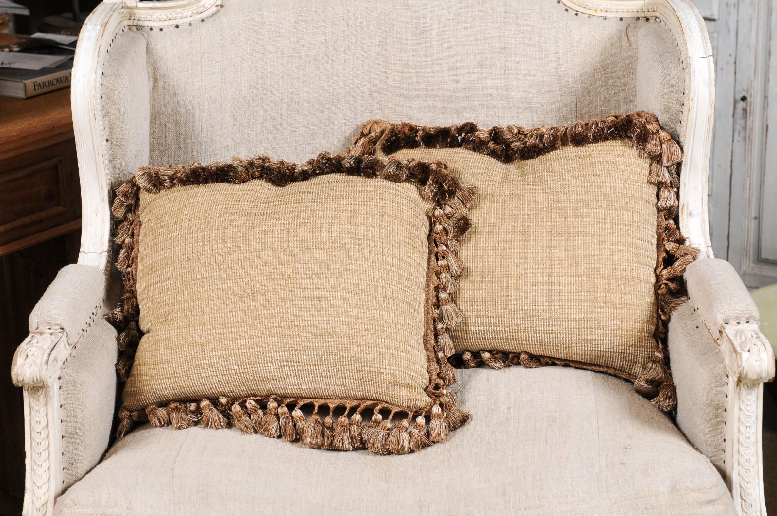 Coppia di cuscini francesi ad arazzo Aubusson del XIX secolo con rose e nappe in vendita 3