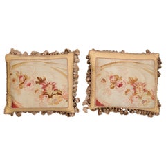 Pareja de almohadones franceses de tapiz de Aubusson del siglo XIX con rosas y borlas