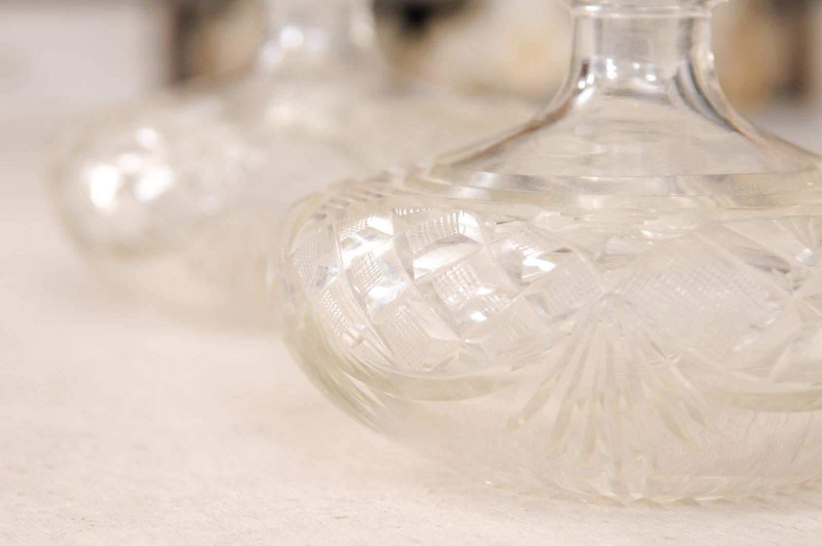 Paar französische Baccarat-Kristall-Parfümflaschen des 19. Jahrhunderts mit Cutaway-Motiven im Angebot 9
