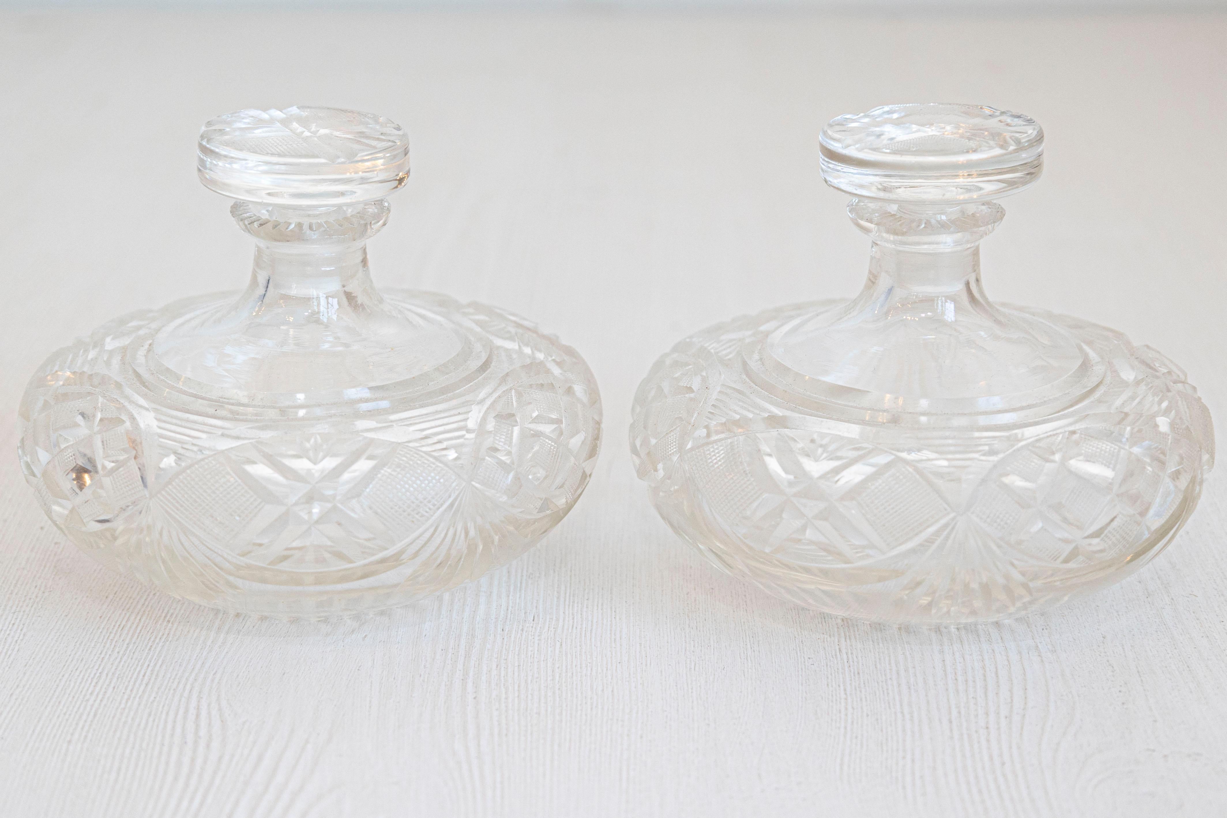 Pareja de frascos de perfume franceses de cristal de Baccarat del siglo XIX con tapones y motivos recortados. Un par de frascos de perfume franceses de cristal de Baccarat del siglo XIX, que destilan opulencia y elegancia atemporal con sus
