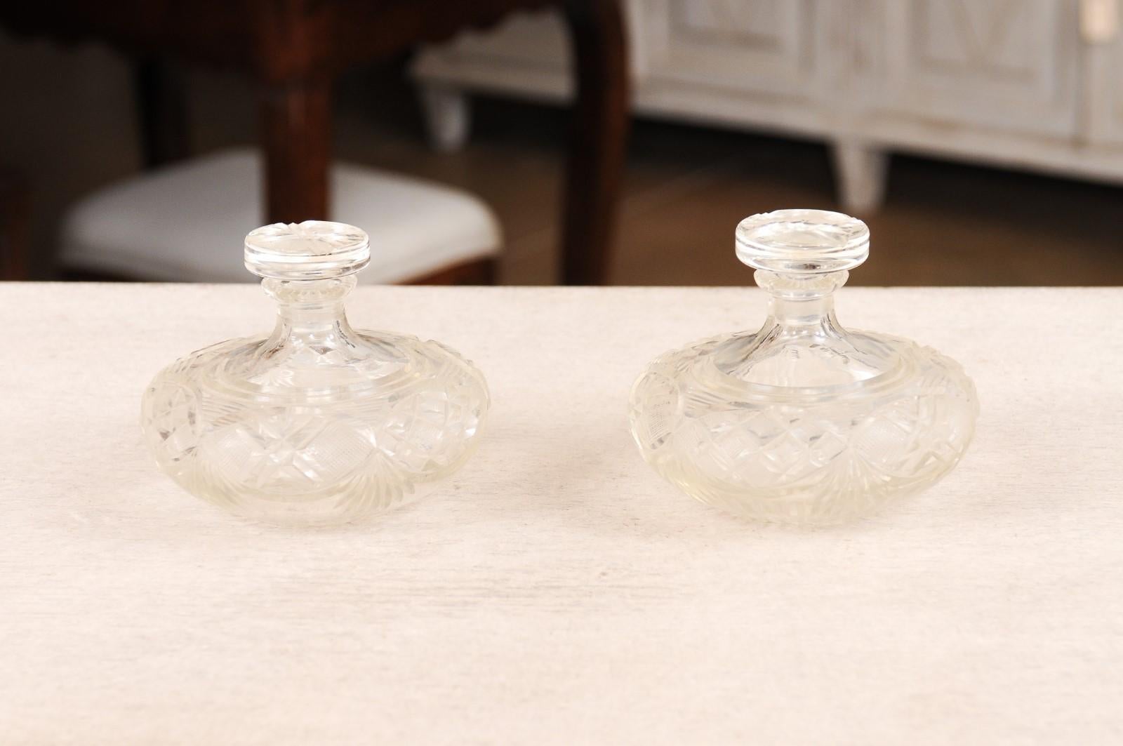 Paar französische Baccarat-Kristall-Parfümflaschen des 19. Jahrhunderts mit Cutaway-Motiven (Französisch) im Angebot