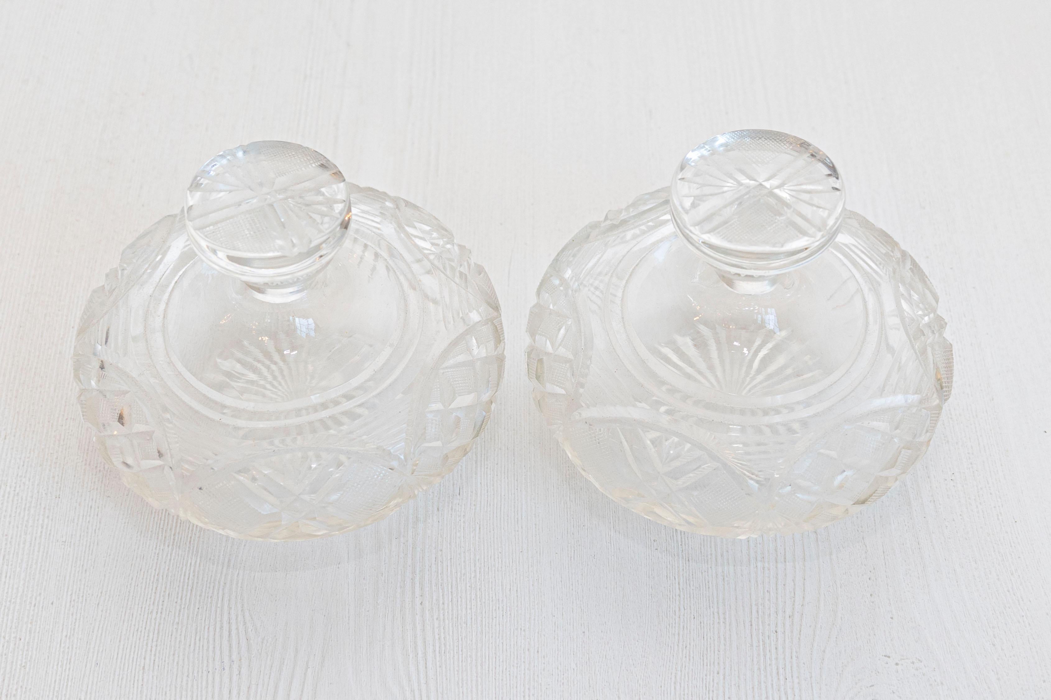 Pareja de frascos de perfume franceses de cristal de Baccarat del siglo XIX con motivos recortados Francés en venta