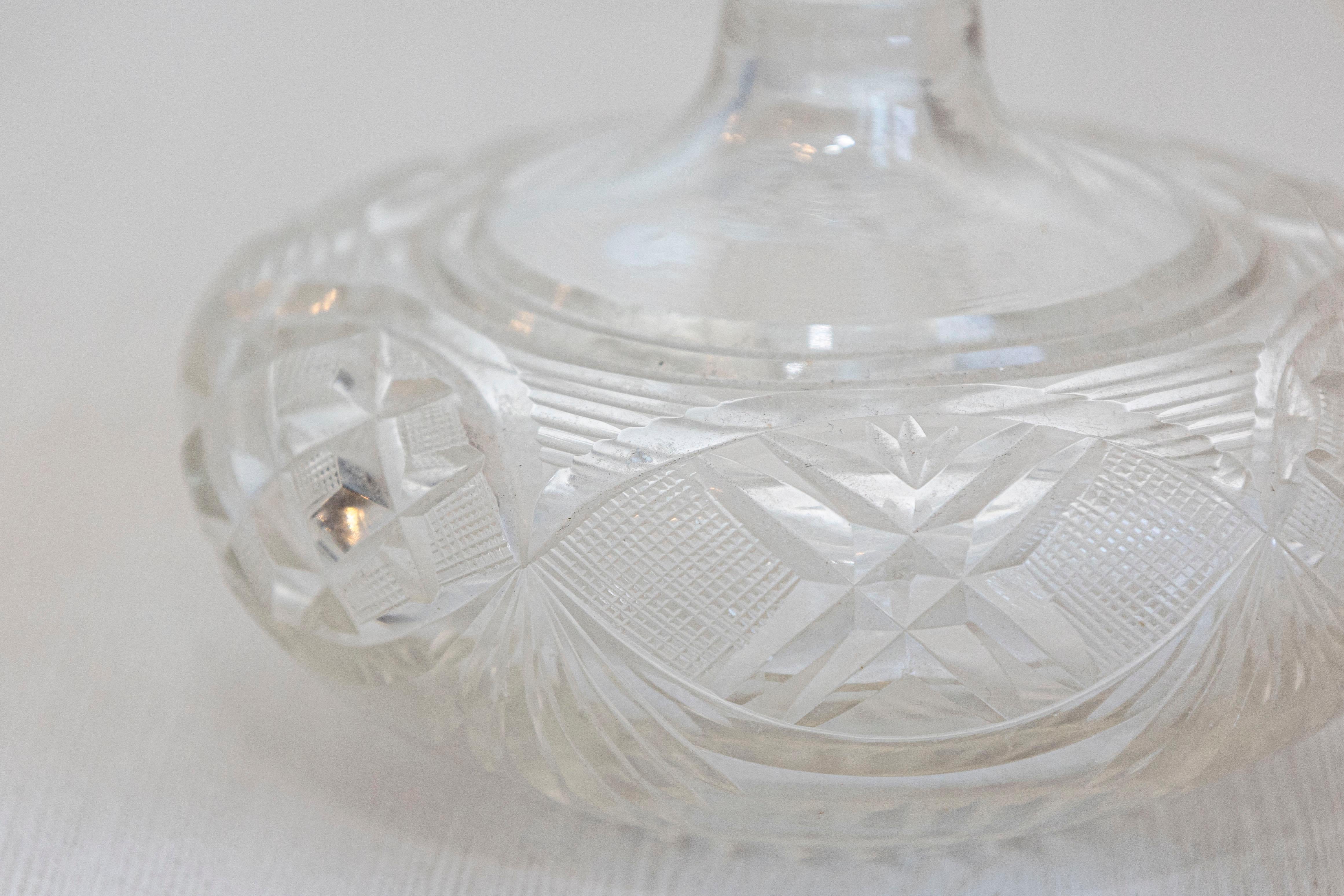 Pareja de frascos de perfume franceses de cristal de Baccarat del siglo XIX con motivos recortados Cristal en venta