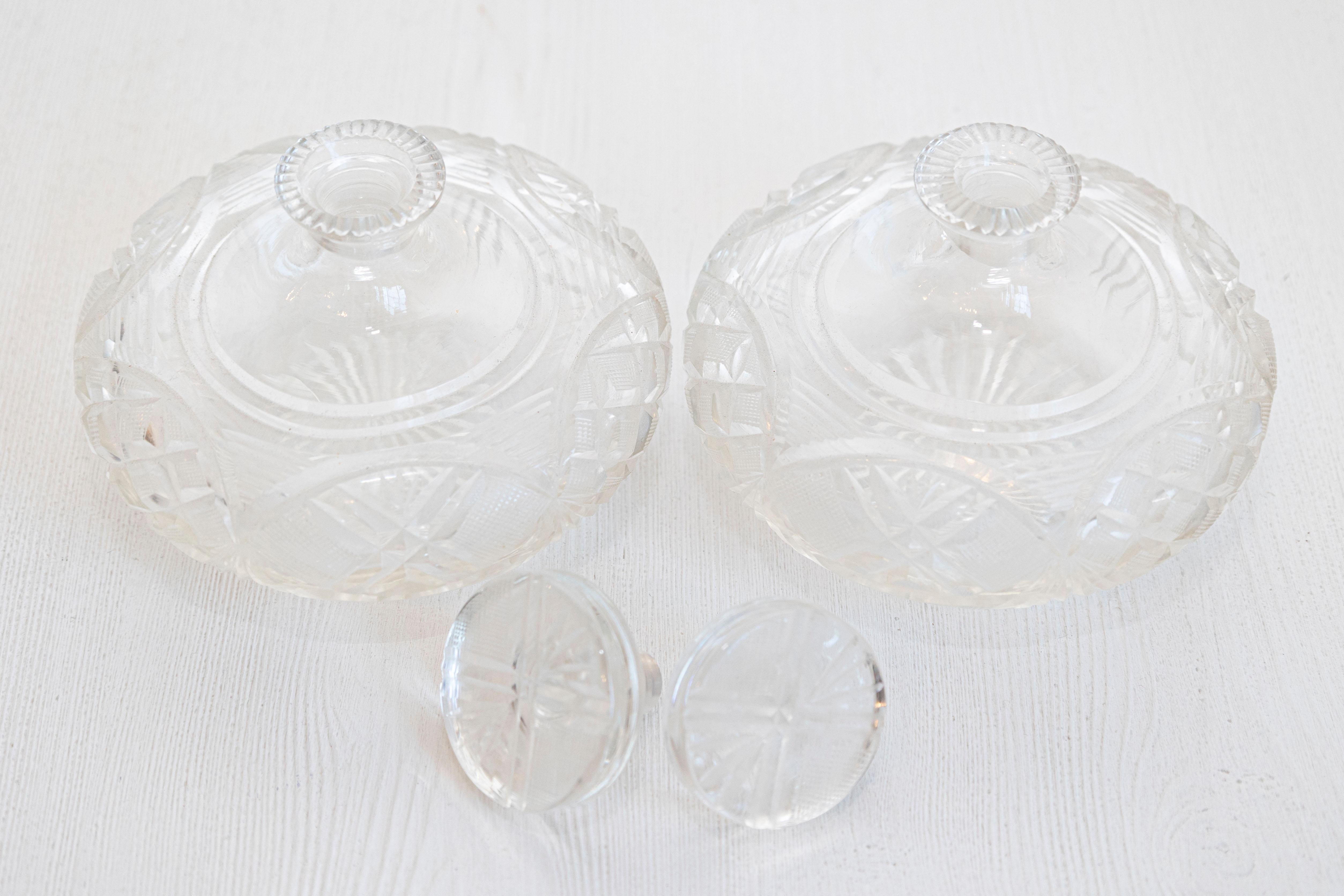 Pareja de frascos de perfume franceses de cristal de Baccarat del siglo XIX con motivos recortados en venta 1