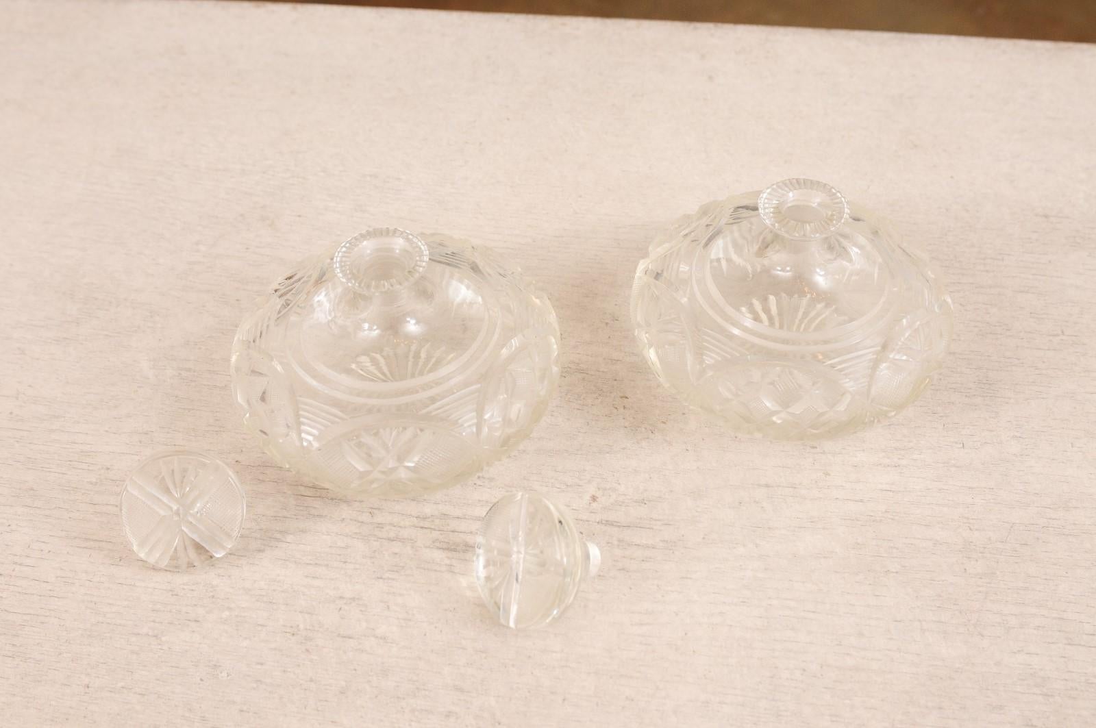 Paar französische Baccarat-Kristall-Parfümflaschen des 19. Jahrhunderts mit Cutaway-Motiven im Angebot 3