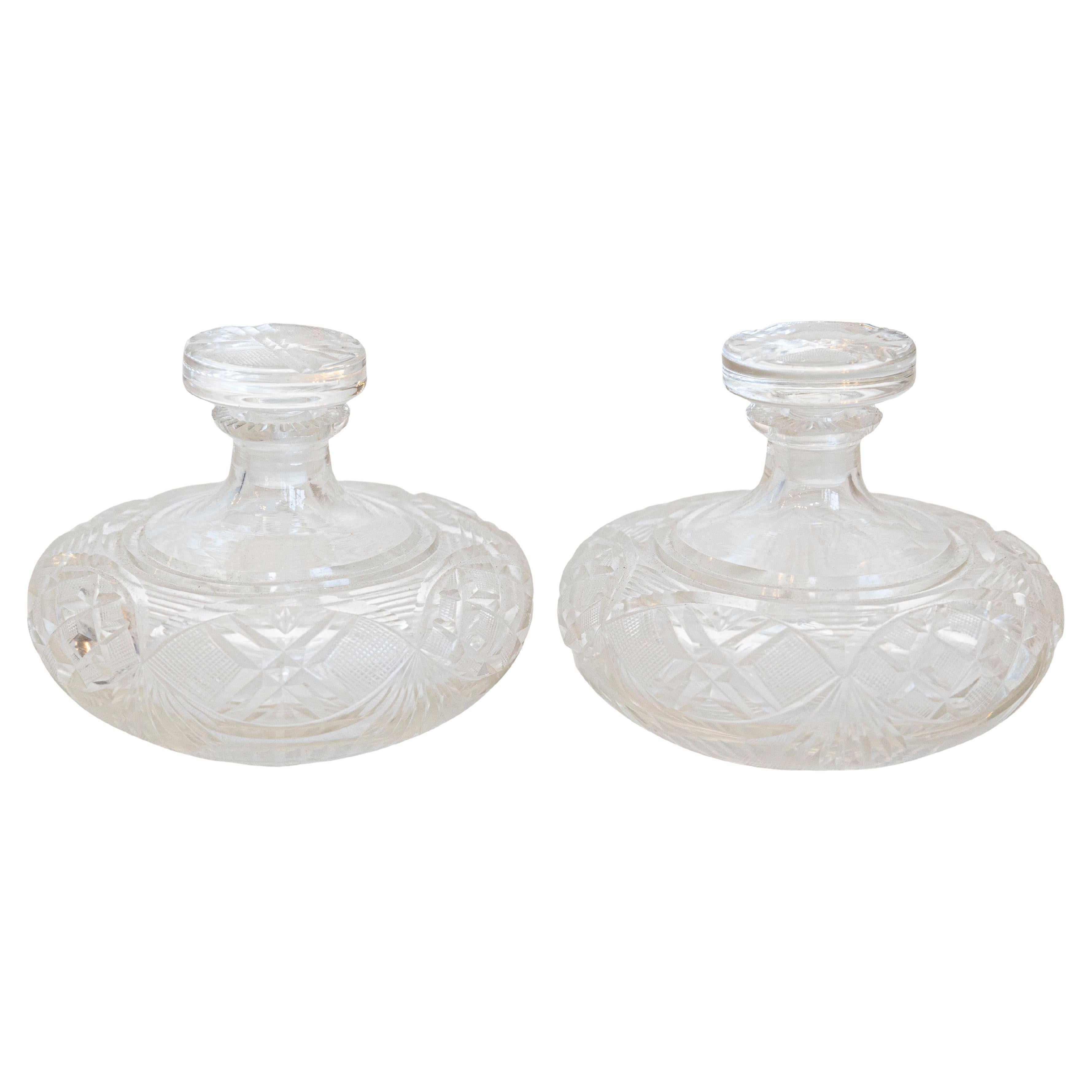 Paire de flacons de parfum français en cristal de Baccarat du 19ème siècle avec motifs découpés