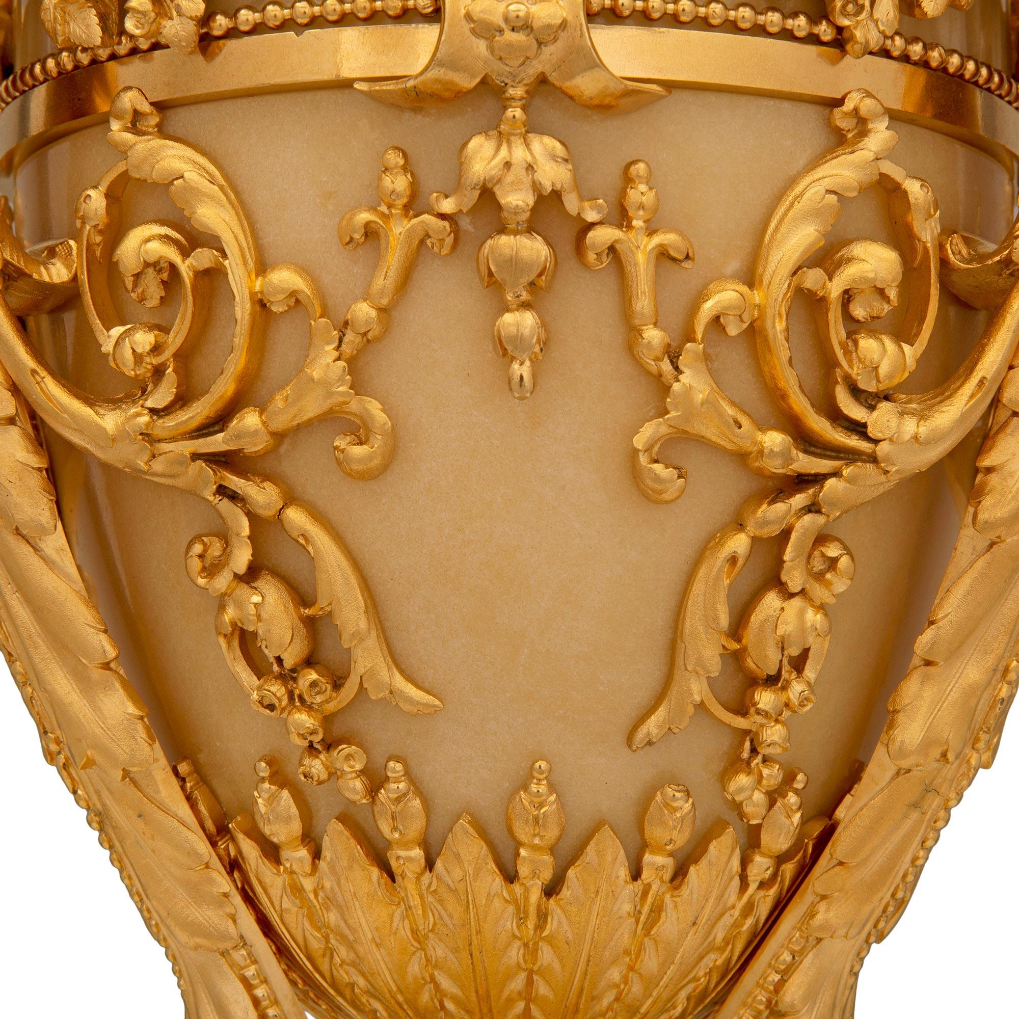 Paar französische Urnen aus Alabaster und Goldbronze aus der Belle Époque des 19. Jahrhunderts im Angebot 2