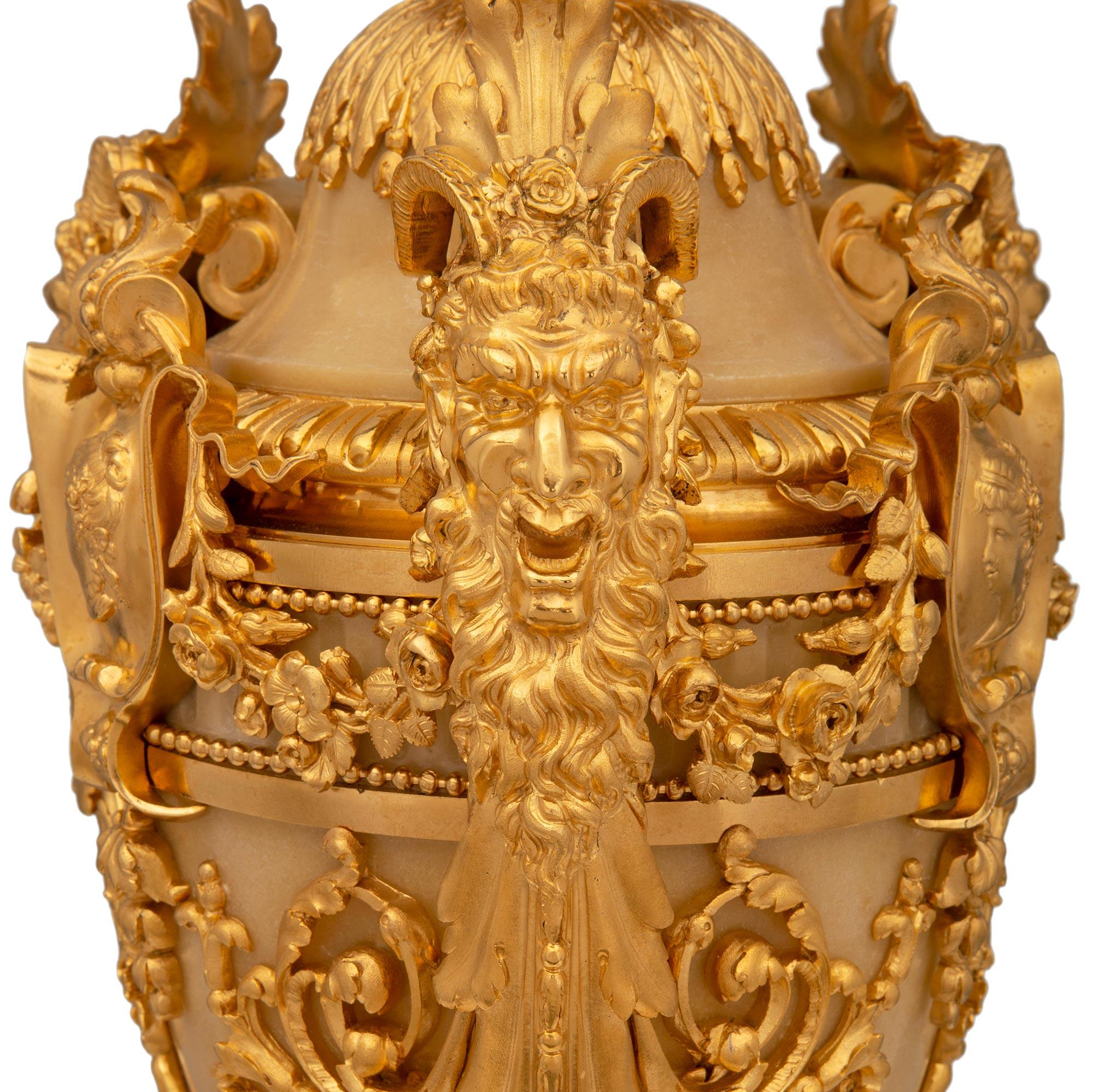 Paar französische Urnen aus Alabaster und Goldbronze aus der Belle Époque des 19. Jahrhunderts im Angebot 3