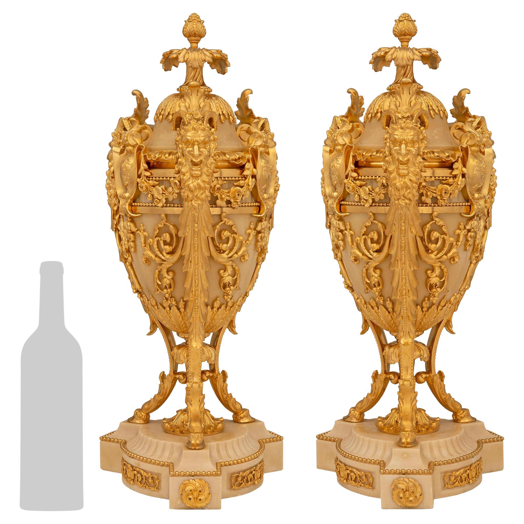 Paar französische Urnen aus Alabaster und Goldbronze aus der Belle Époque des 19. Jahrhunderts im Angebot