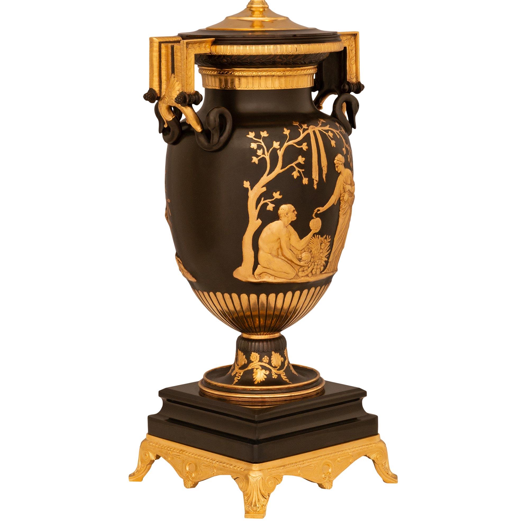 Une paire impressionnante et de grande taille de lampes néo-grecques en bronze patiné, marbre noir belge et bronze doré, datant de la Belle Epoque, attribuée à Ferdinand Barbedienne. La paire de lampes de forme balustre repose sur des bases carrées