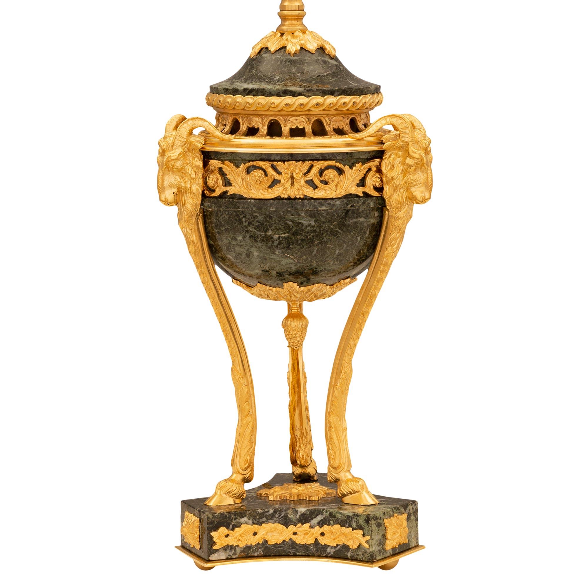 Ein prächtiges Paar französischer Lampen aus dem 19. Jahrhundert aus der Belle Époque Periode Vert Antike Marmor- und Ormolu-Lampen. Jede Leuchte steht auf einem dreieckigen Sockel mit konkaven Seiten, die mit hübschen blattförmigen Ormoluplaketten,
