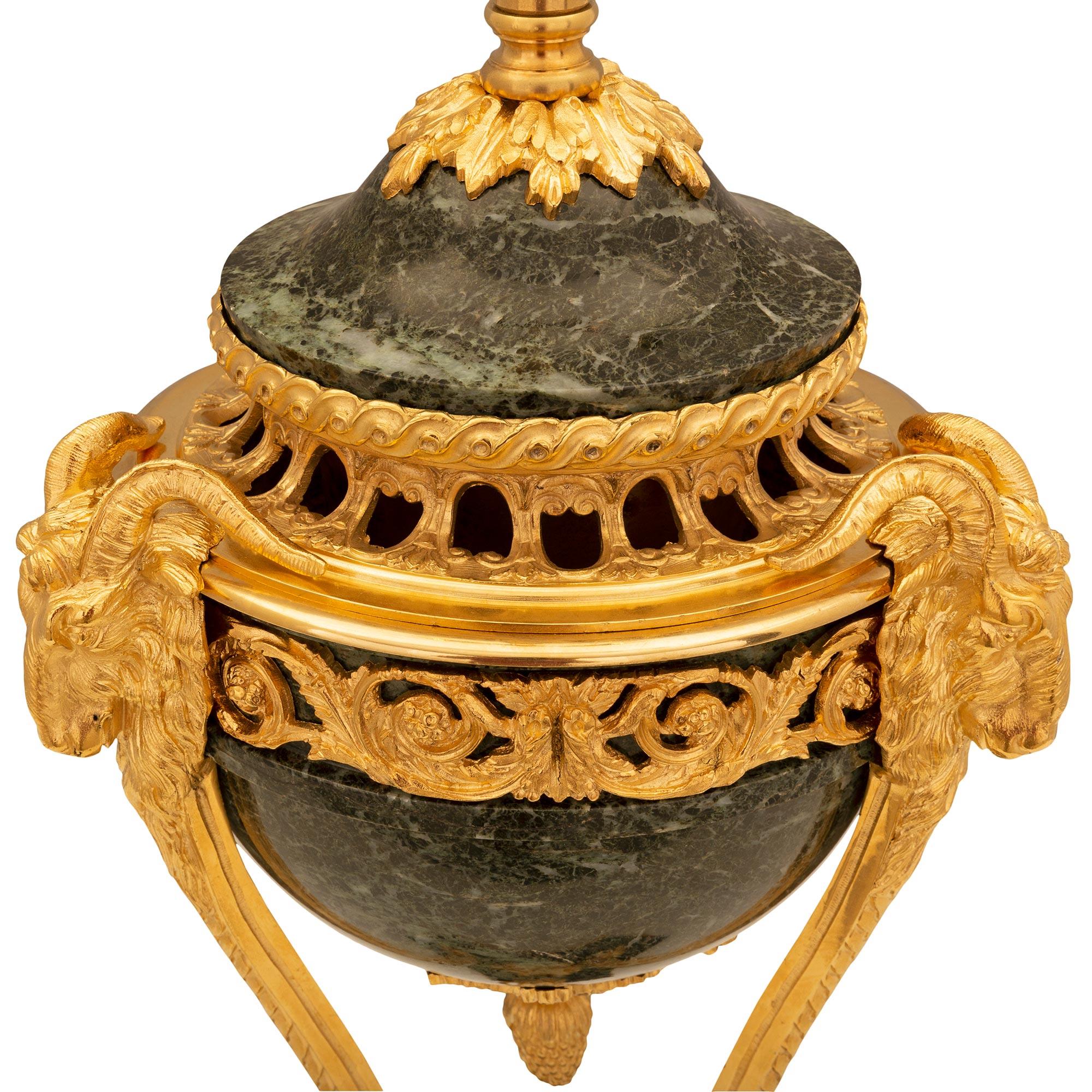 Paar französische Marmor- und Goldbronze-Lampen aus der Belle-Poque-Periode des 19. Jahrhunderts (Louis XVI.) im Angebot